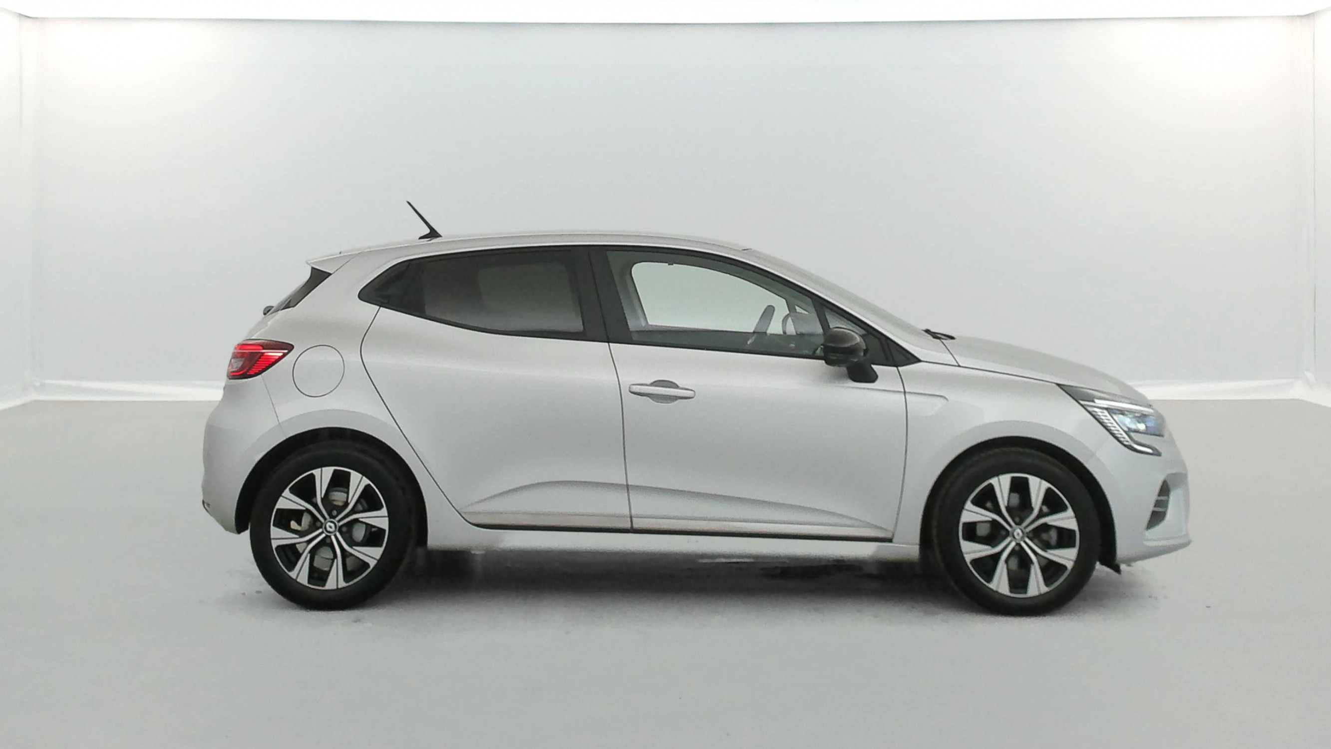 Vente en ligne Renault Clio 5 Clio E-Tech full hybrid 145 au prix de 17 490 €
