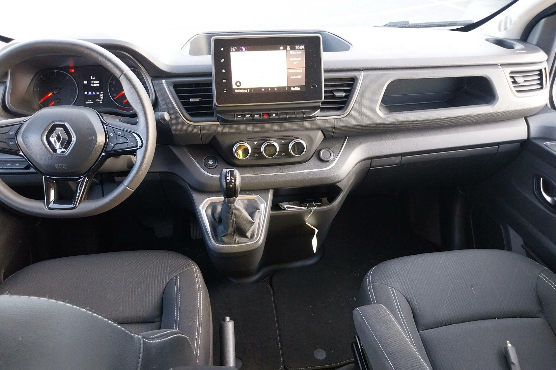 Vente en ligne Renault Trafic Cabine Approfondie TRAFIC CA L2H1 3000 KG BLUE DCI 150 EDC au prix de 31 590 €
