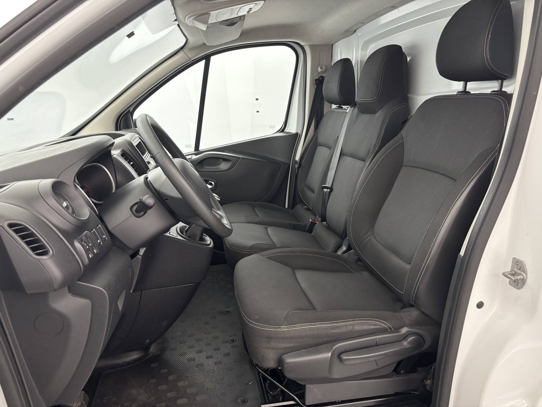 Vente en ligne Renault Trafic 3 Fourgon TRAFIC FGN L2H1 1300 KG DCI 120 au prix de 18 490 €