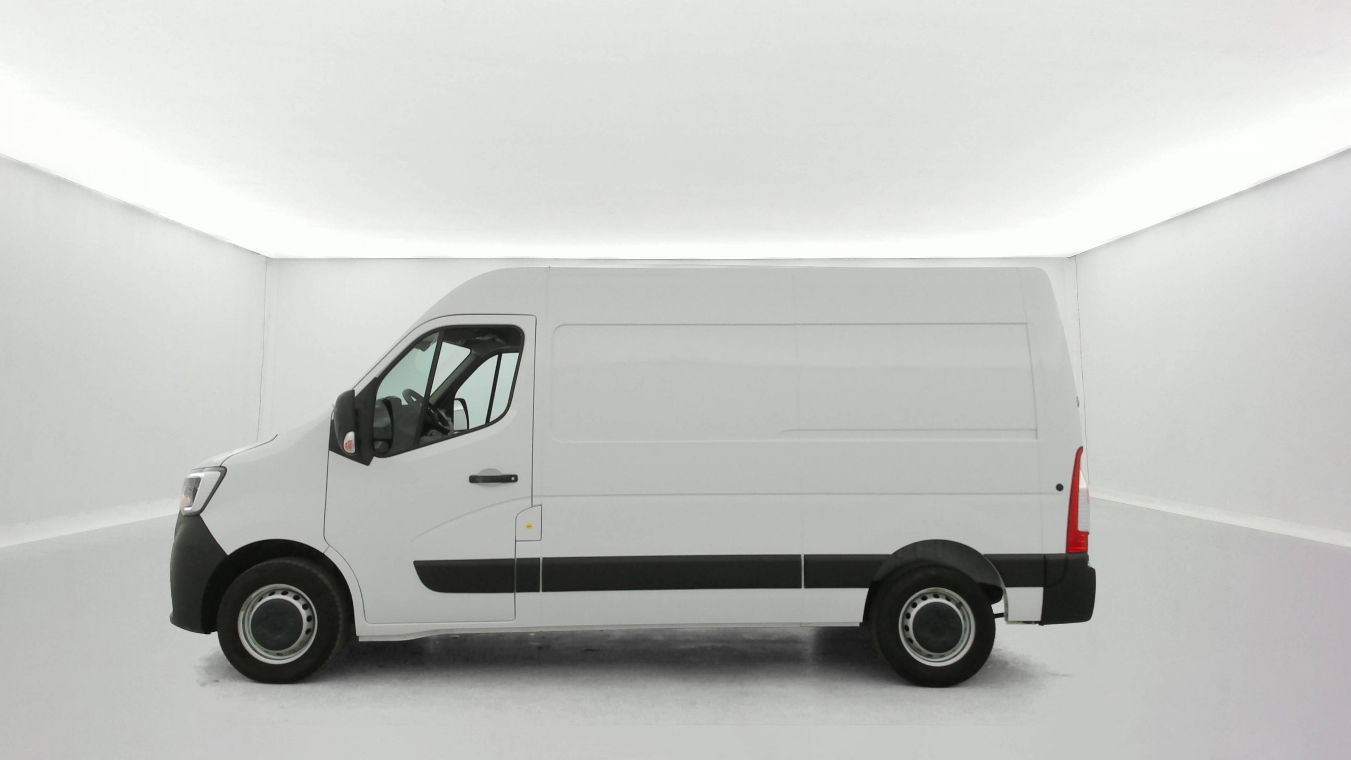 Vente en ligne Renault Master Fourgon MASTER FGN TRAC F3500 L2H2 BLUE DCI 135 au prix de 25 990 €