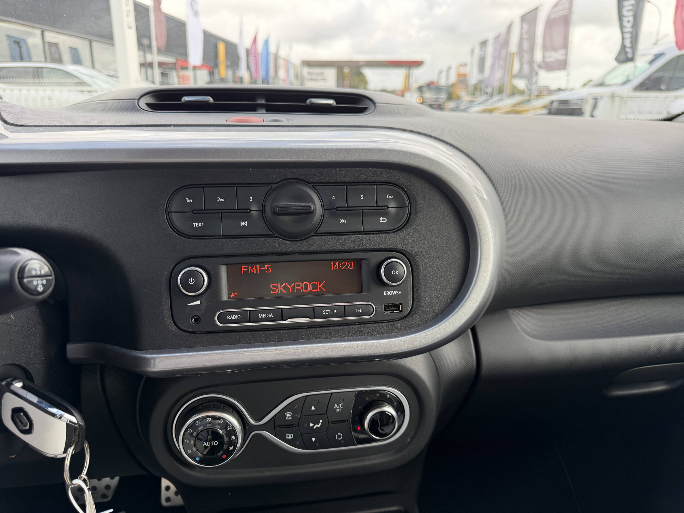 Vente en ligne Renault Twingo 3  0.9 TCe 110 E6C au prix de 13 990 €