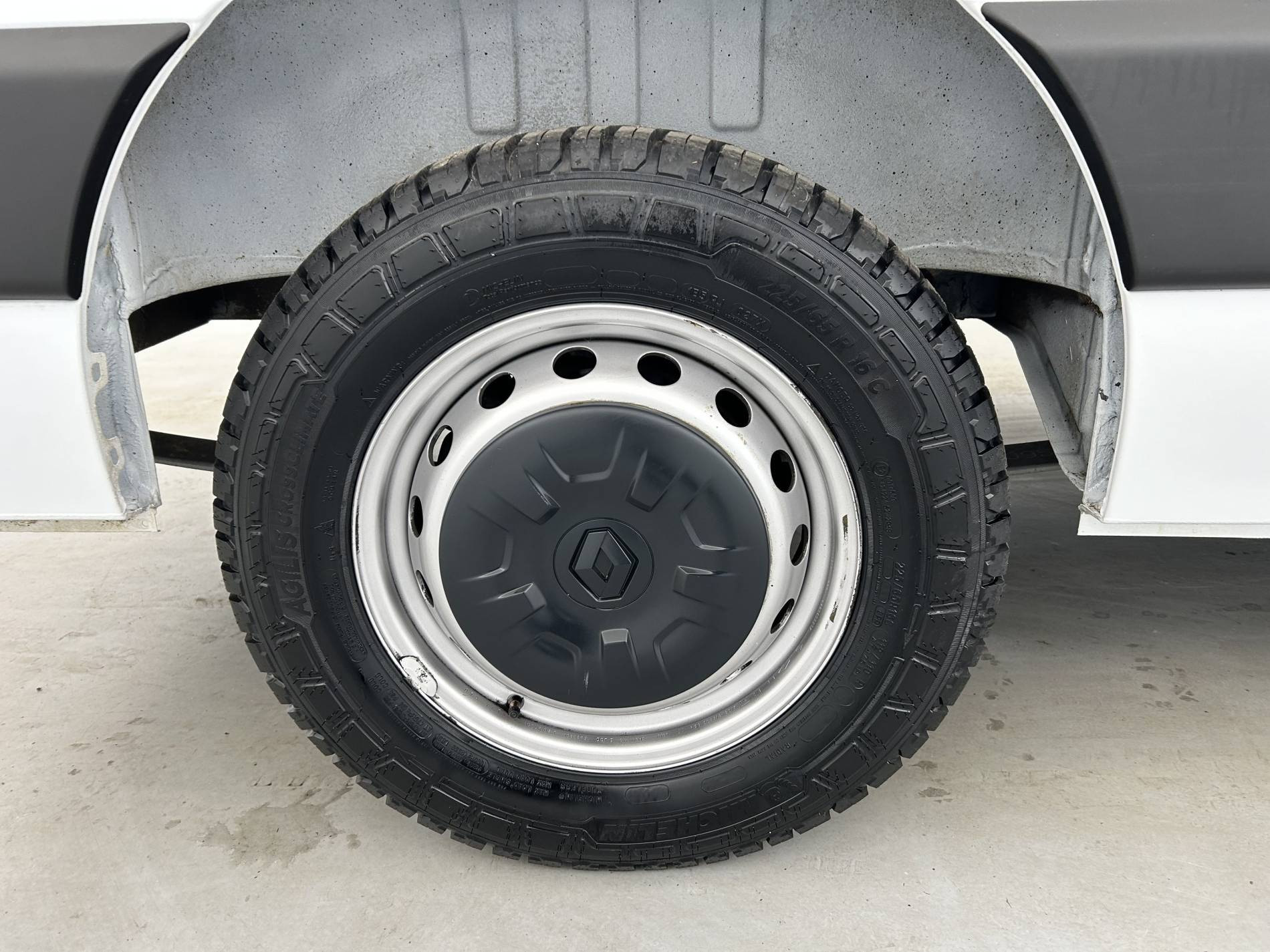 Vente en ligne Renault Master Fourgon MASTER FGN TRAC F3500 L2H2 BLUE DCI 135 au prix de 24 590 €