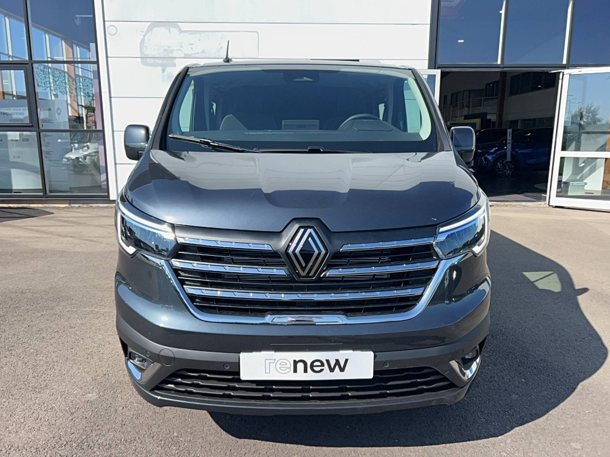 Vente en ligne Renault Trafic Cabine Approfondie TRAFIC CA BLUE DCI 170 L2H1 3T AUTO au prix de 42 980 €
