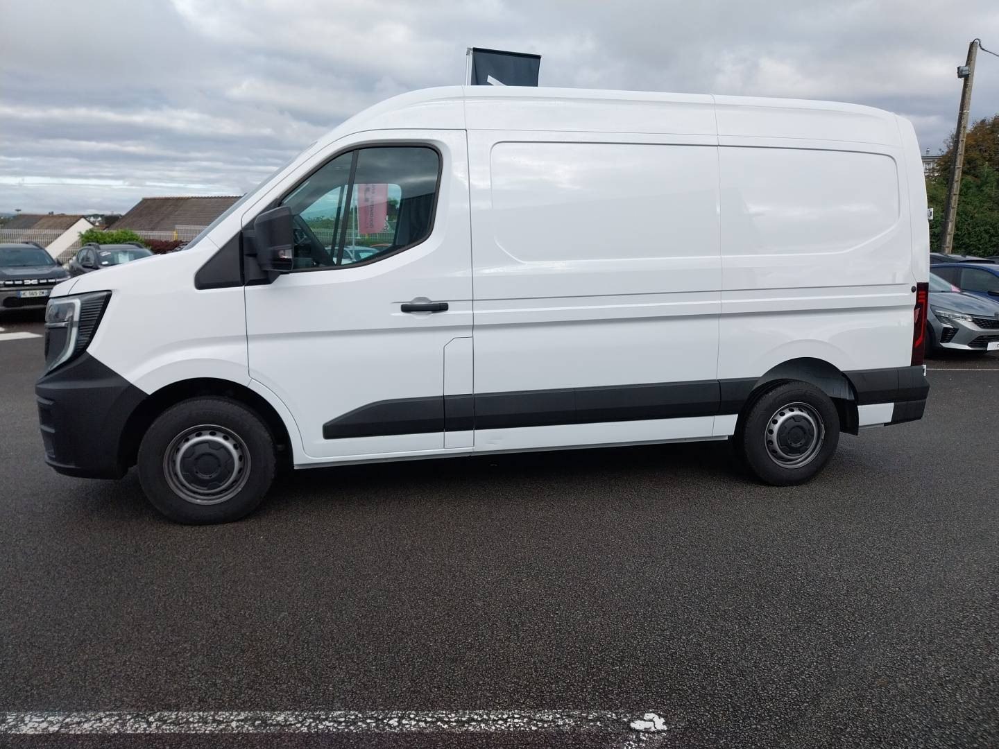 Vente en ligne Renault Master Fourgon MASTER FG BLUE DCI 130 L2H2 3T5 TR au prix de 30 990 €