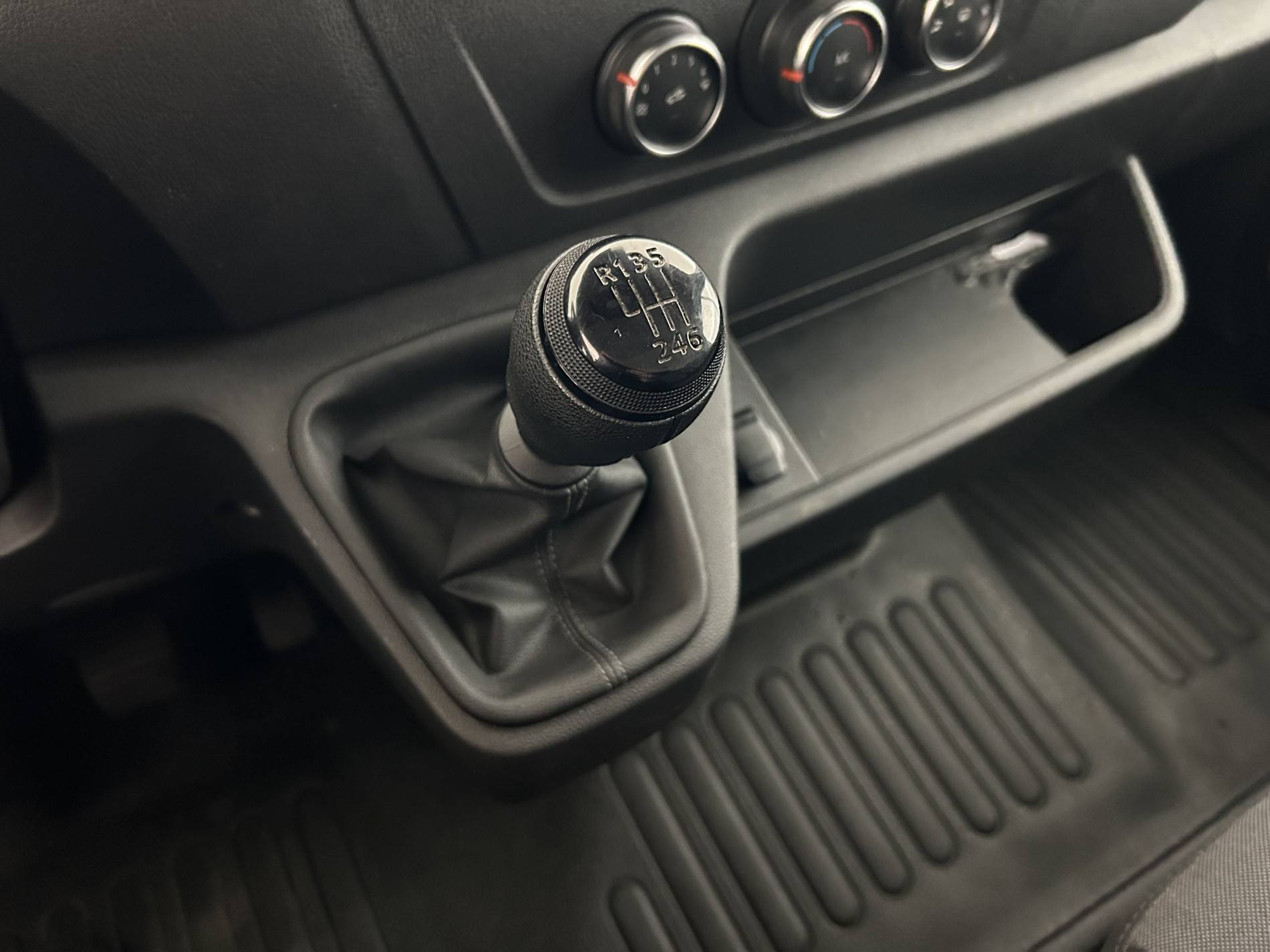 Vente en ligne Renault Master Fourgon MASTER FGN TRAC F3300 L2H2 BLUE DCI 150 au prix de 24 690 €