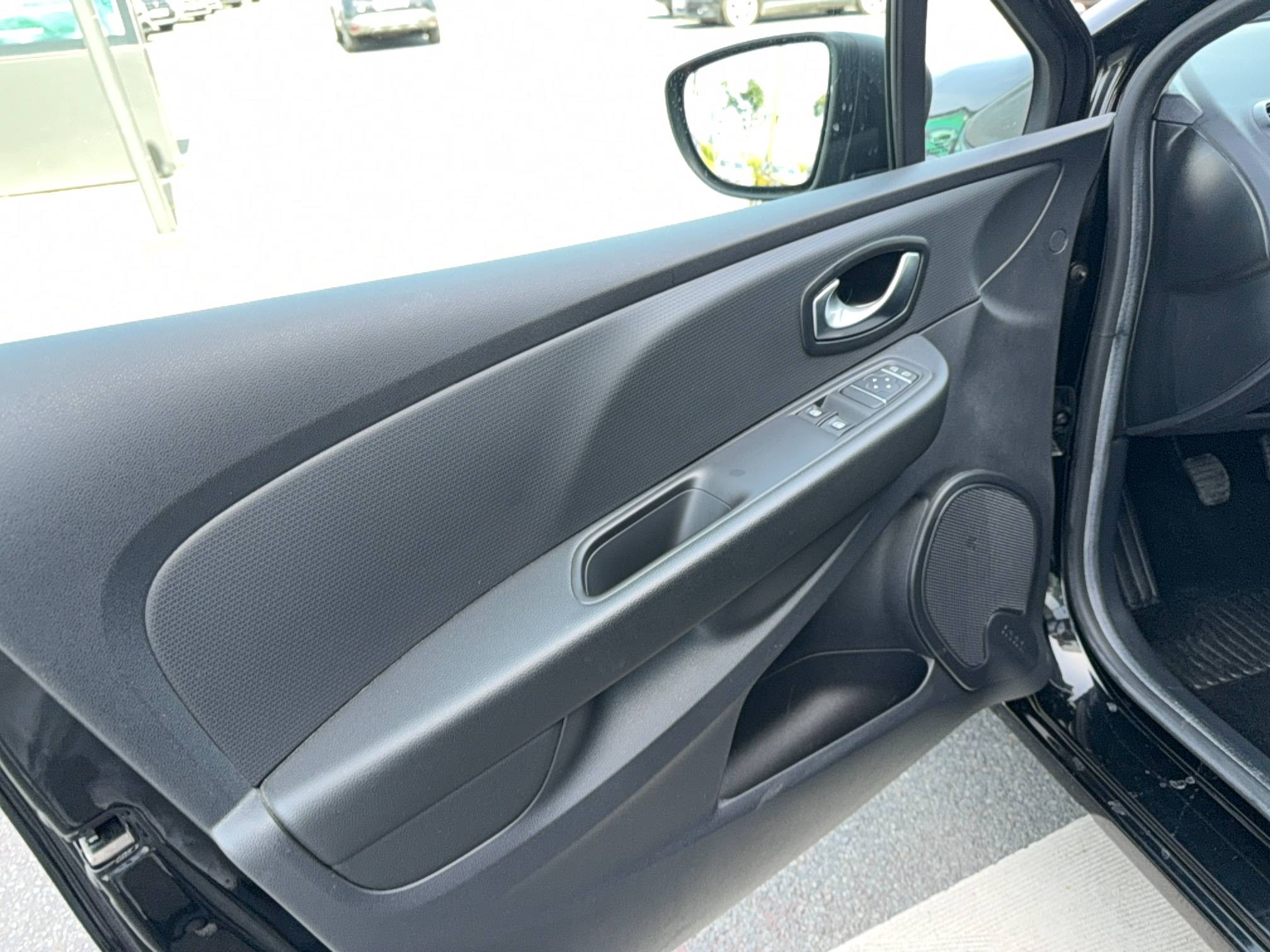 Vente en ligne Renault Clio 4 Clio 1.2 16V 75 au prix de 10 590 €
