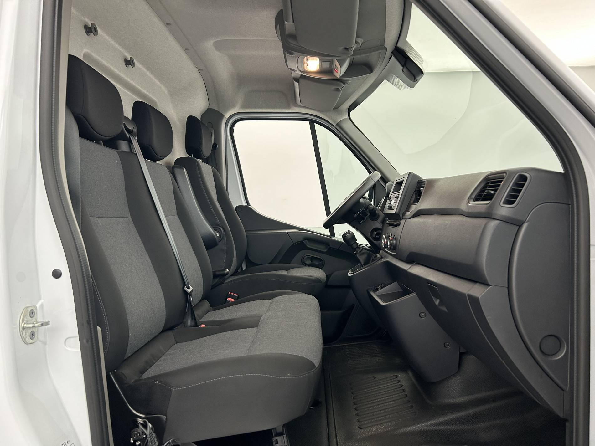 Vente en ligne Renault Master Fourgon MASTER FGN TRAC F3500 L3H3 BLUE DCI 135 au prix de 28 990 €