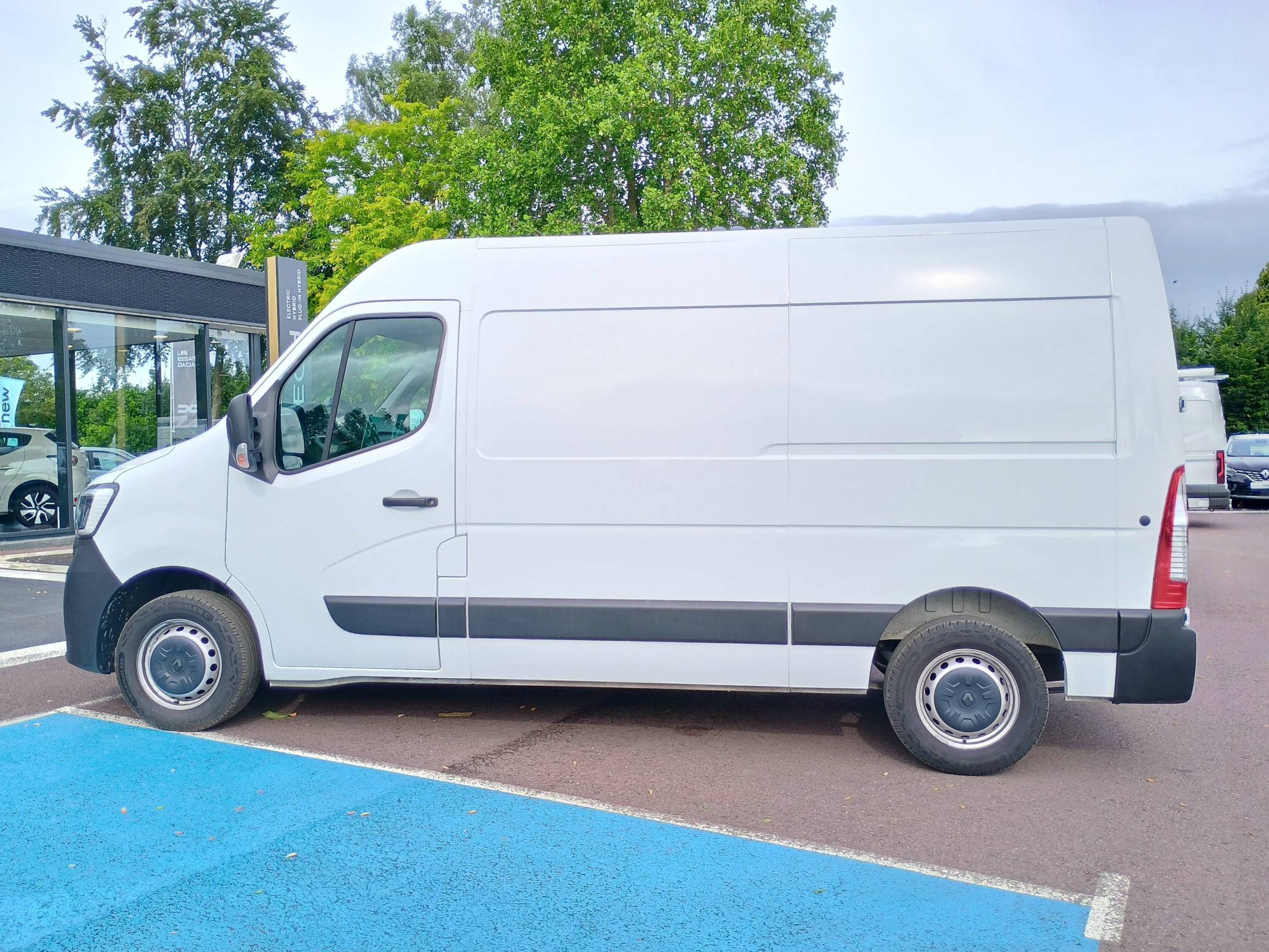 Vente en ligne Renault Master Fourgon MASTER FGN TRAC F3500 L2H2 BLUE DCI 135 au prix de 25 990 €