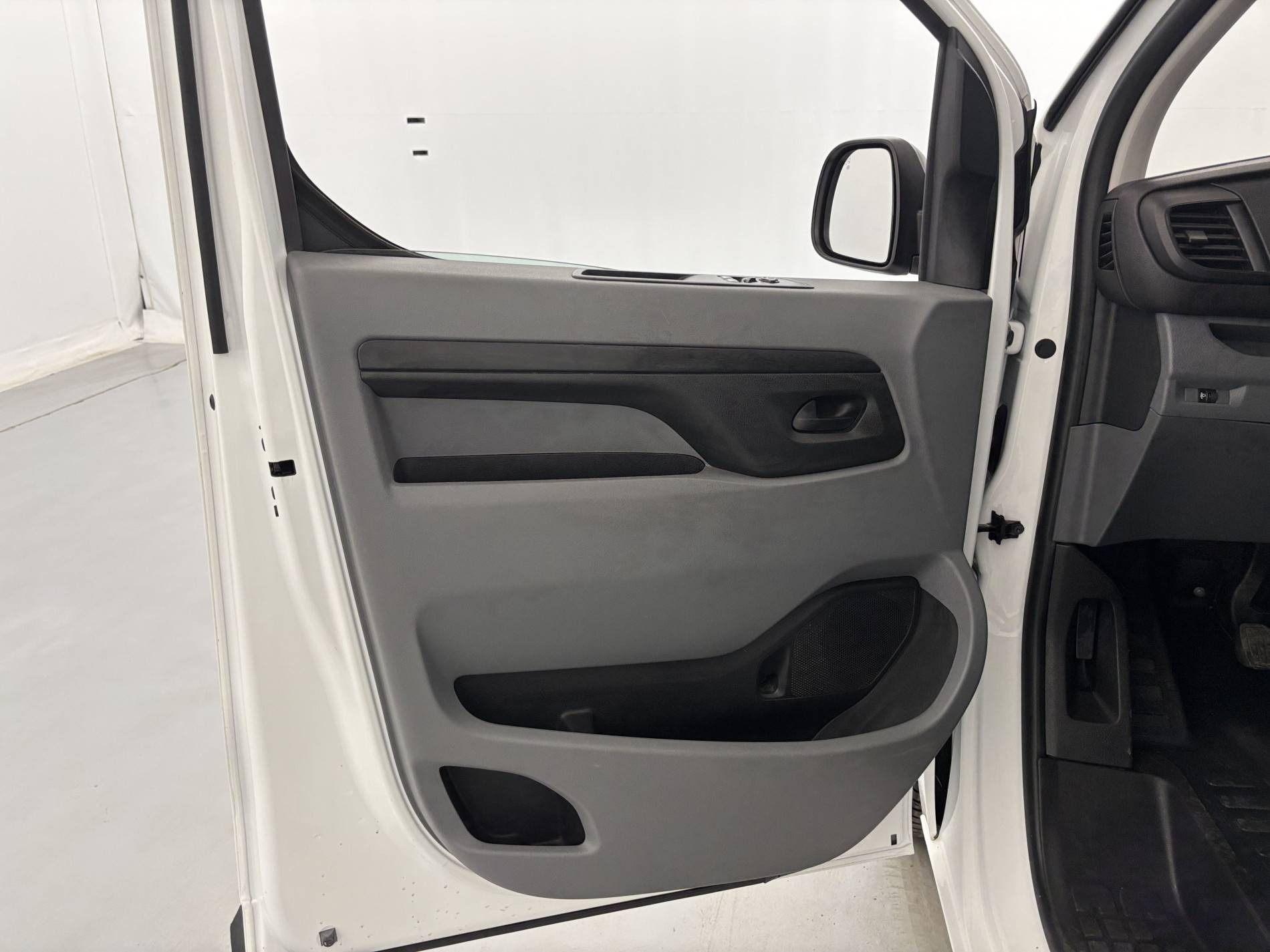 Vente en ligne Citroën Jumper Fourgon JUMPY FGN M BLUEHDI 120 S&S BVM6 au prix de 19 490 €