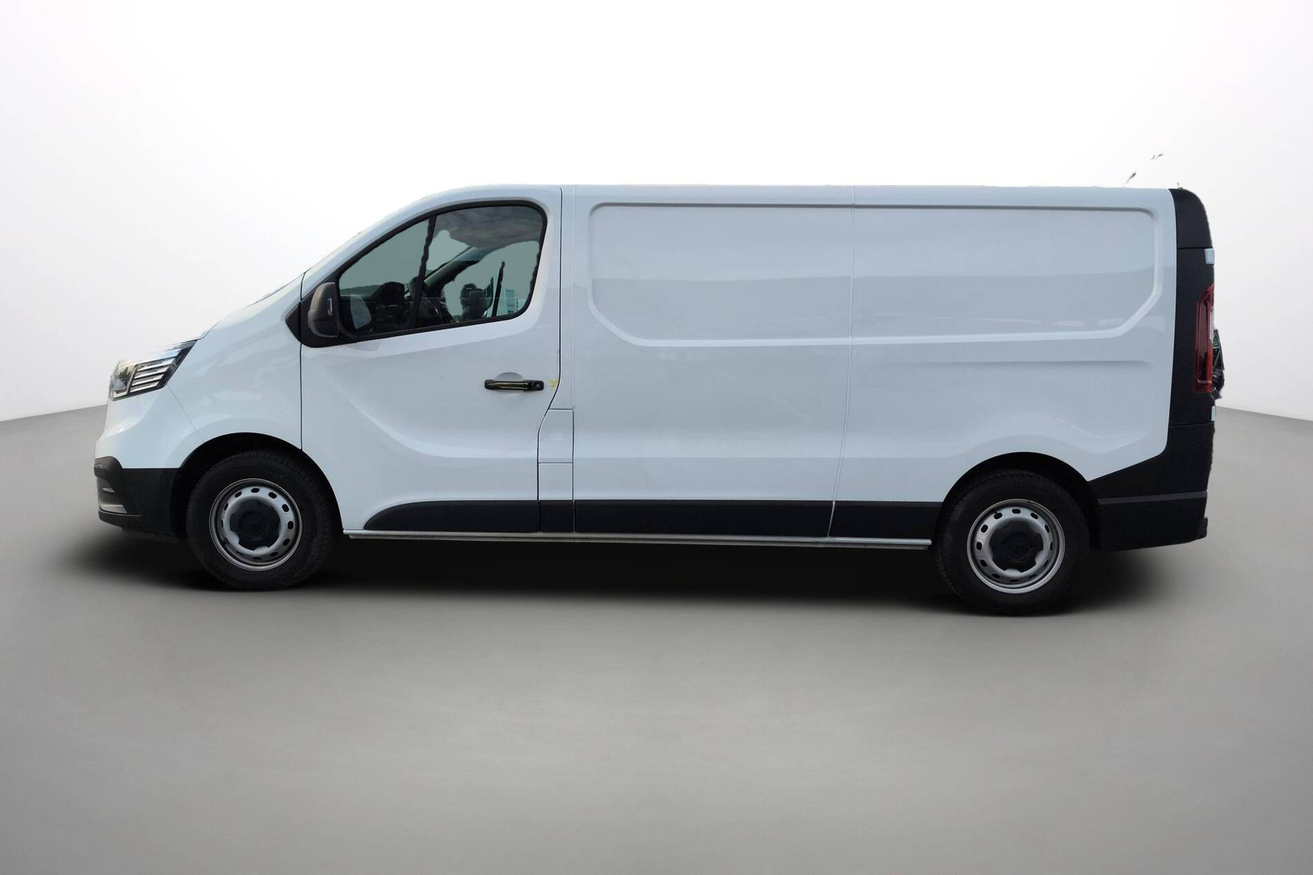 Vente en ligne Renault Trafic 3 Fourgon TRAFIC FGN L2H1 3000 KG BLUE DCI 130 au prix de 23 990 €