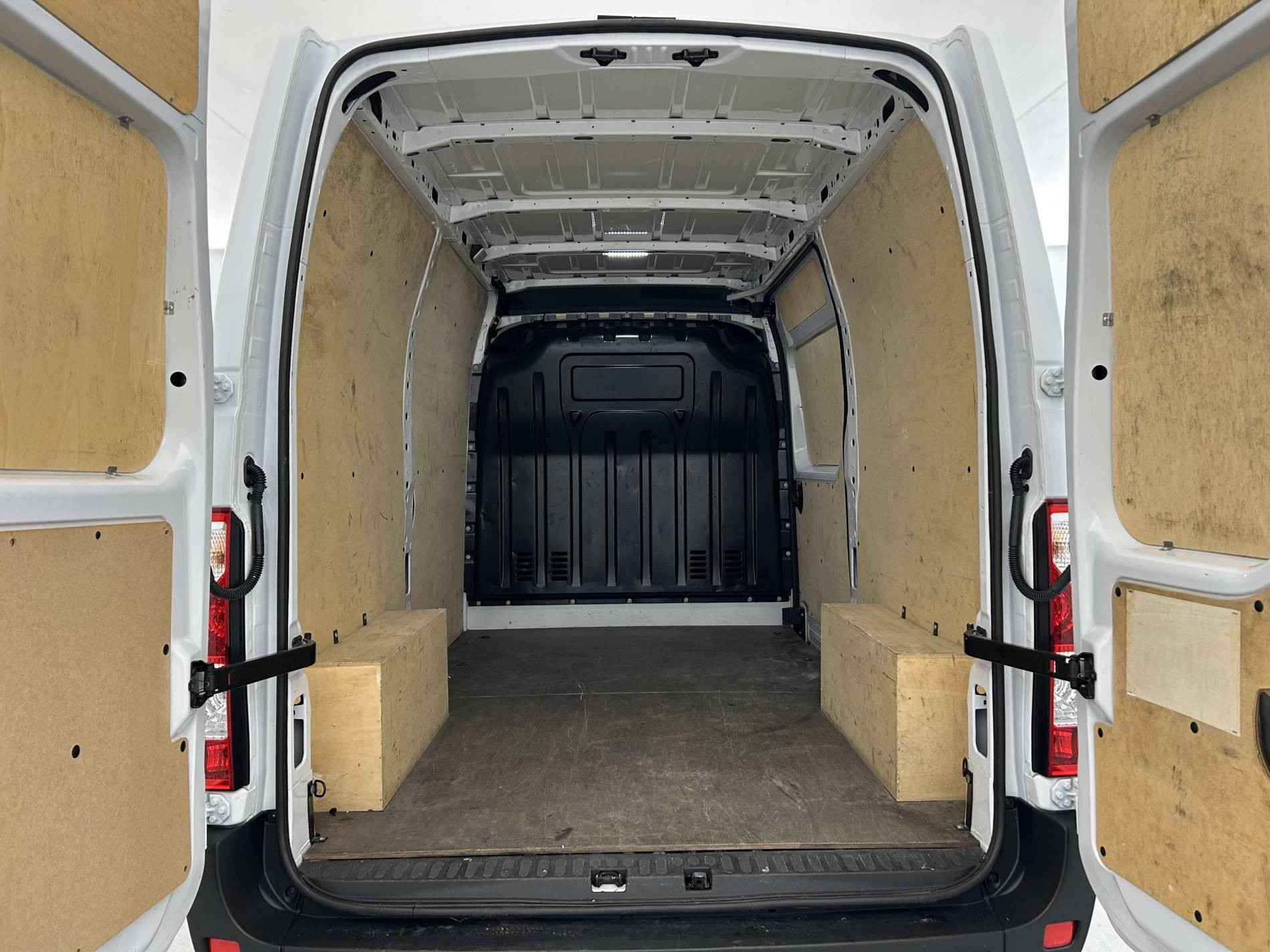 Vente en ligne Renault Master Fourgon MASTER FGN TRAC F3500 L2H2 BLUE DCI 135 au prix de 26 990 €