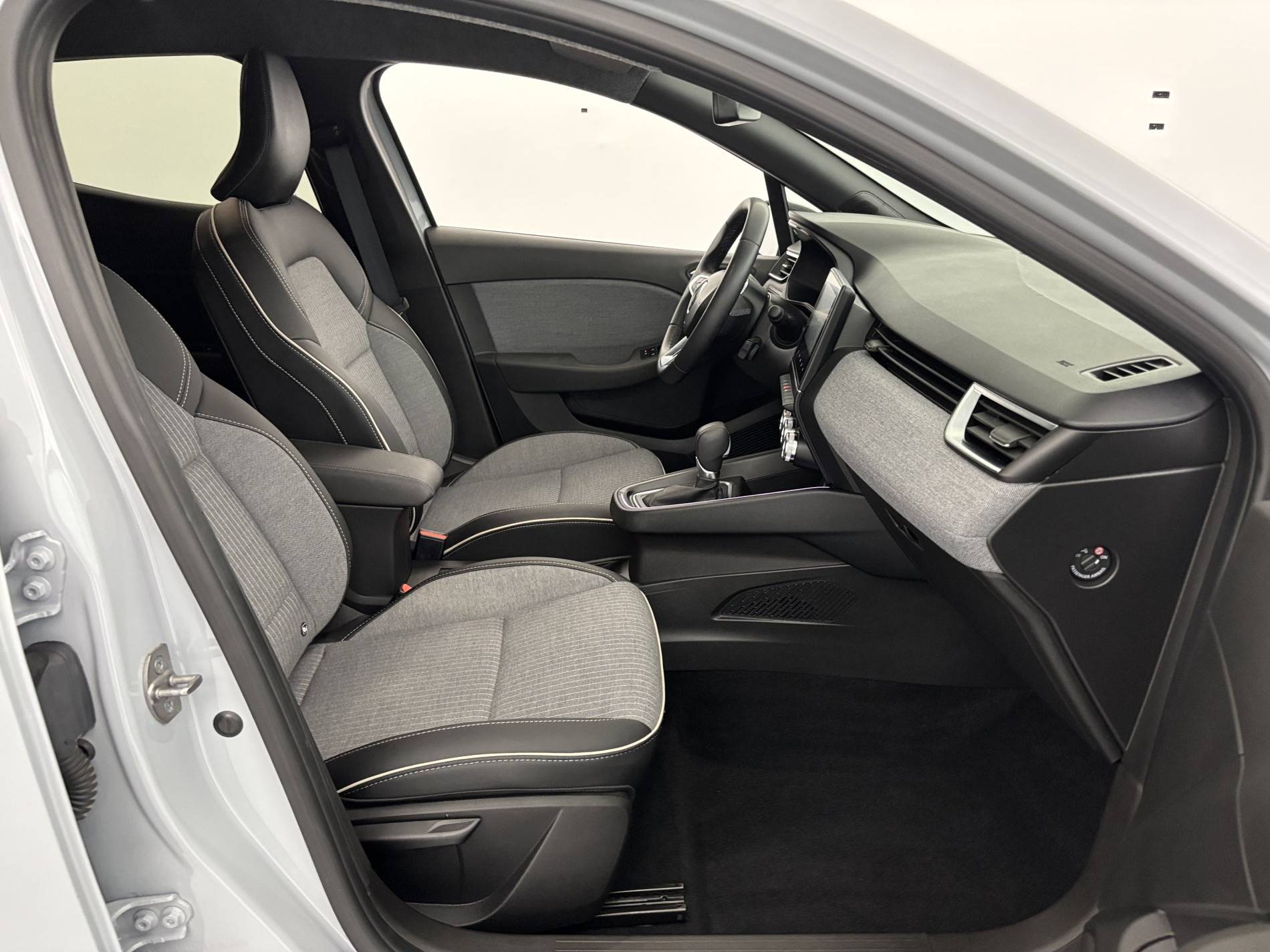 Vente en ligne Renault Clio 5 Clio E-Tech full hybrid 145 au prix de 17 990 €