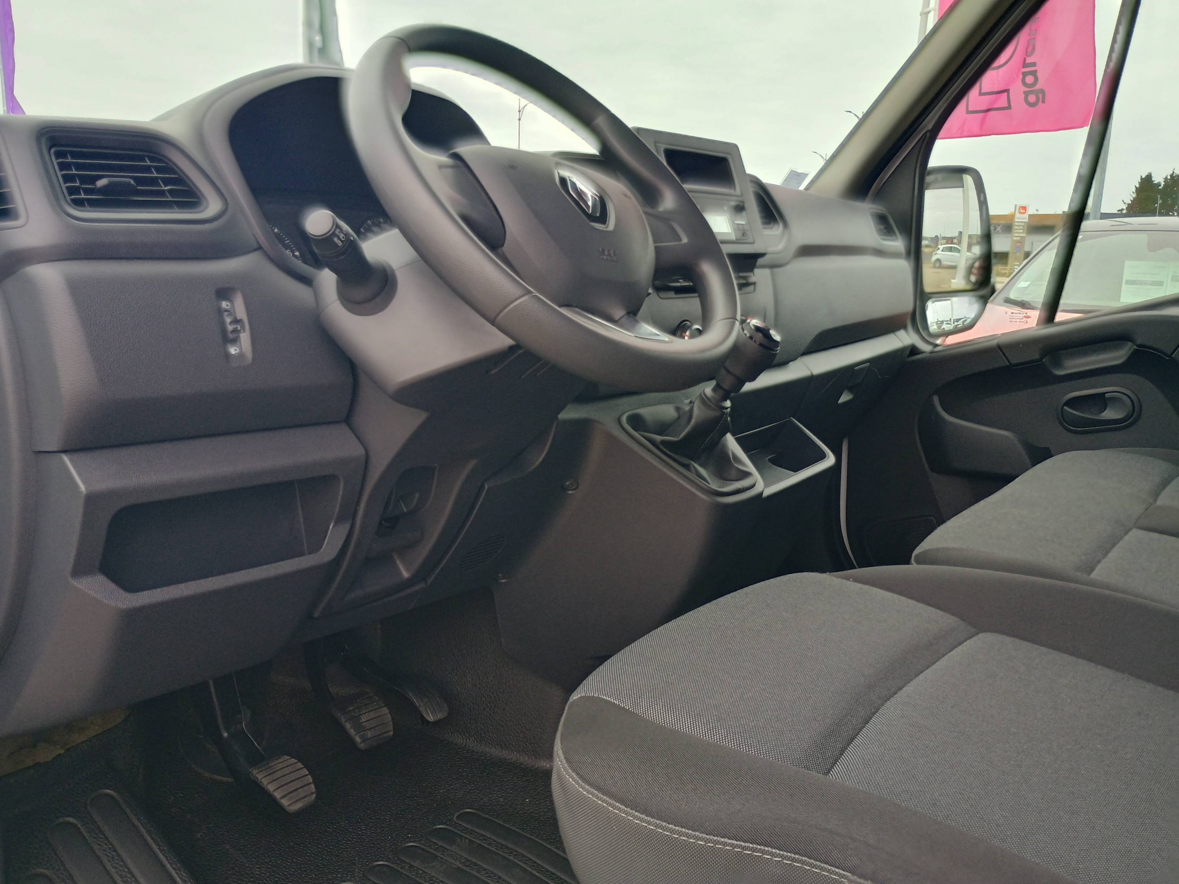 Vente en ligne Renault Master Fourgon MASTER FGN TRAC F3500 L2H3 DCI 135 au prix de 23 990 €