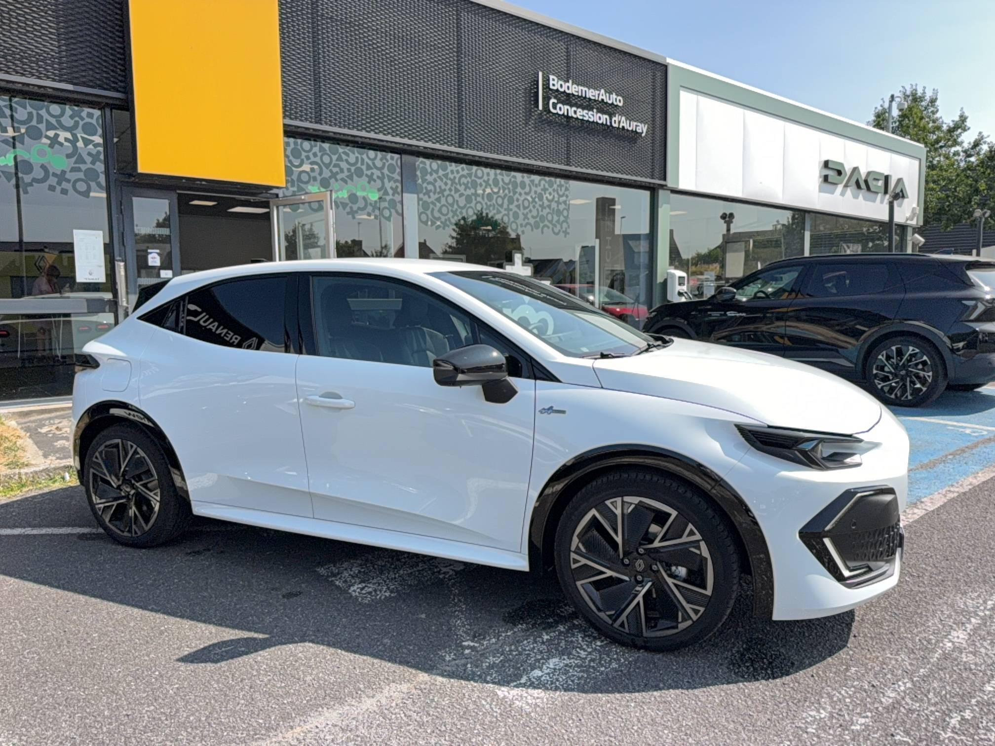 Vente en ligne Renault Clio 6 Clio E-Tech full hybrid 160 ch au prix de 29 800 €