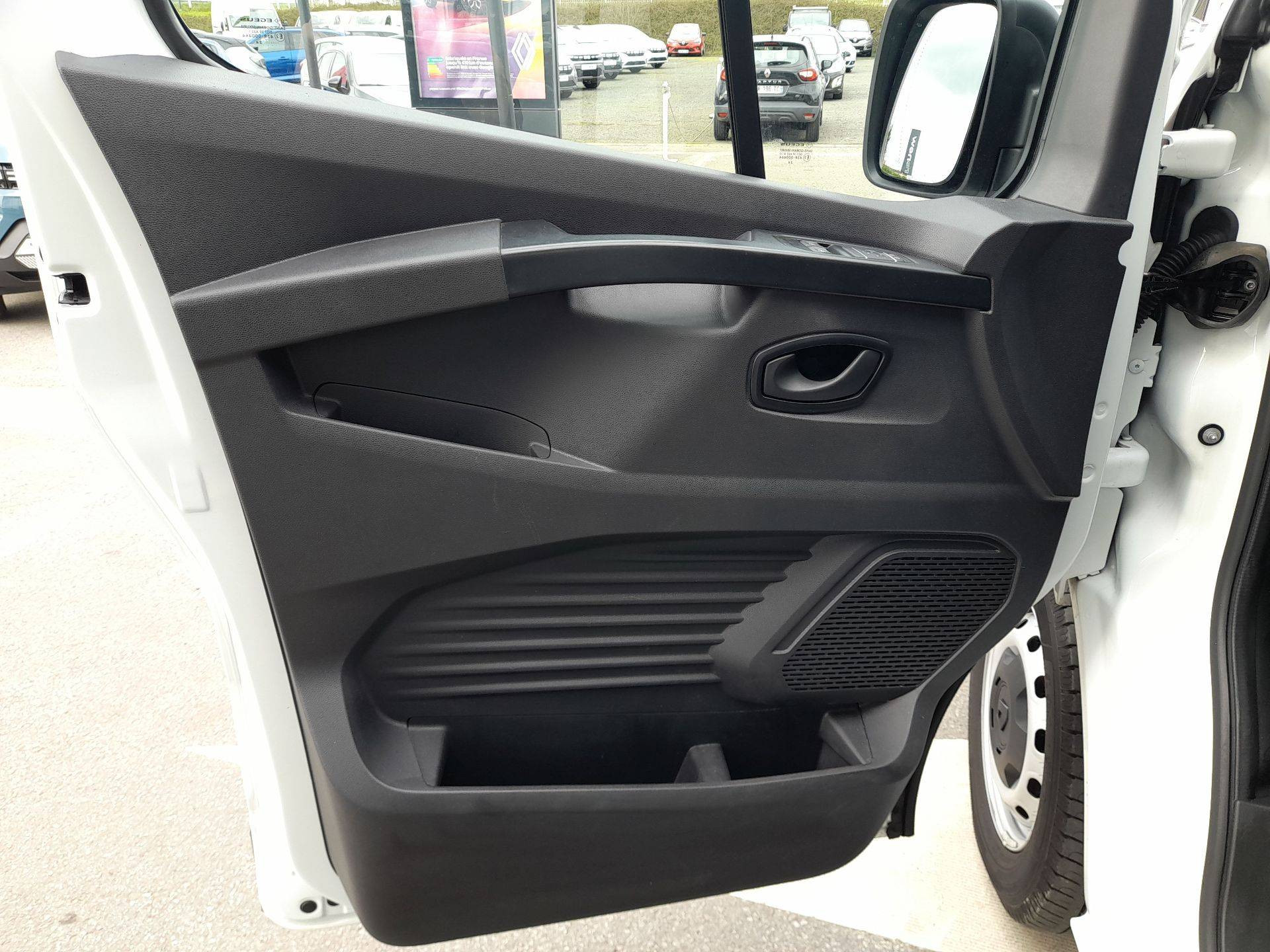 Vente en ligne Renault Trafic 3 Fourgon TRAFIC FGN L1H1 3000 KG BLUE DCI 130 au prix de 23 890 €