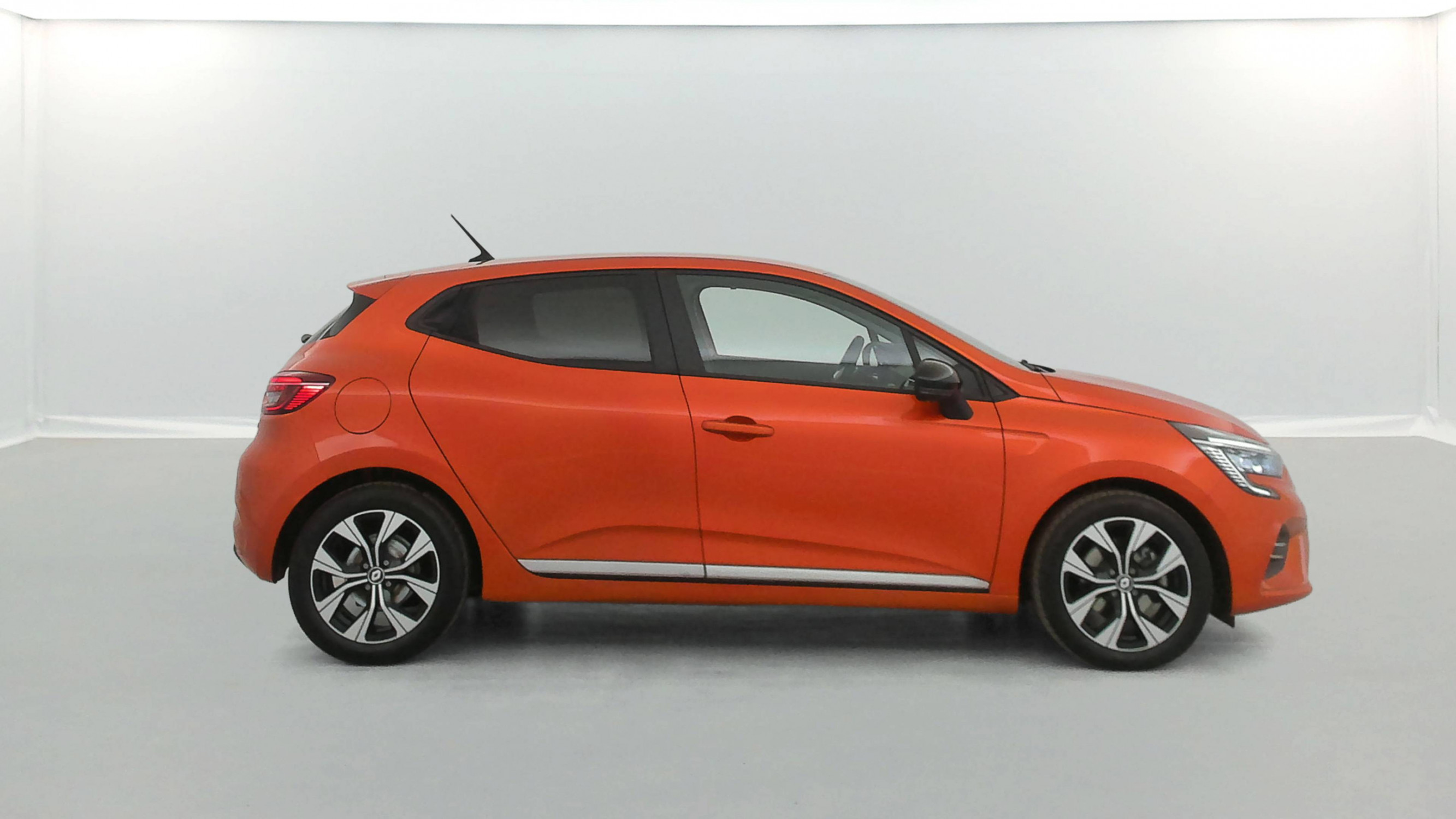 Vente en ligne Renault Clio 5 Clio E-Tech hybride 145 au prix de 15 490 €