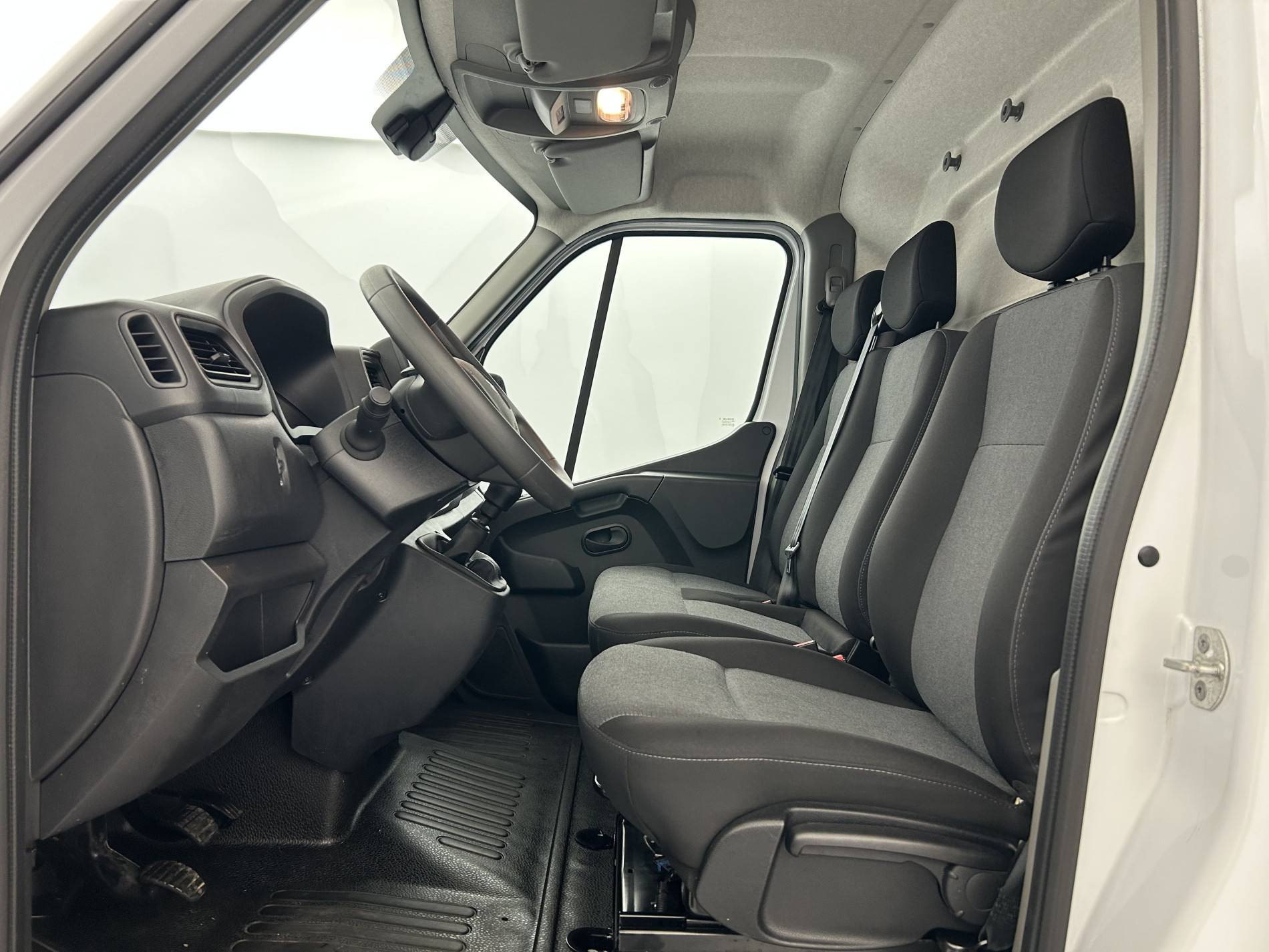 Vente en ligne Renault Master Fourgon MASTER FGN TRAC F3500 L3H3 BLUE DCI 135 au prix de 26 490 €