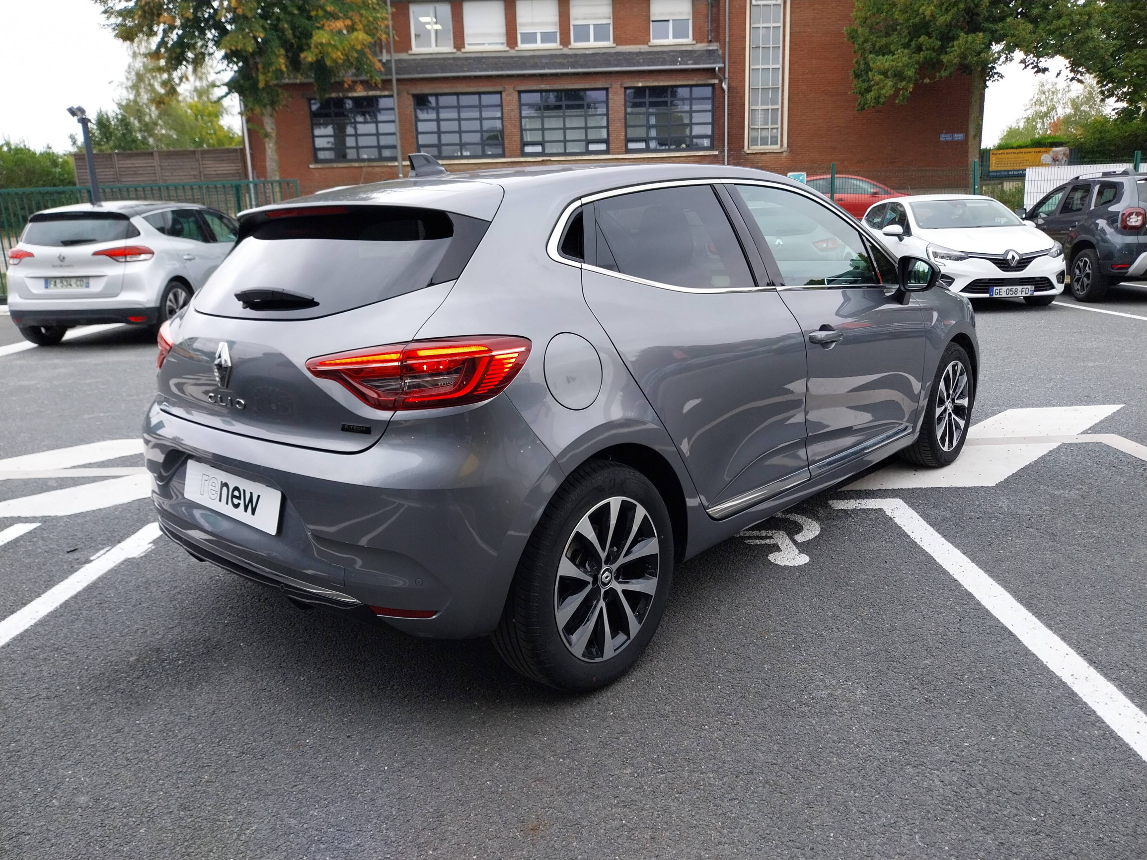 Vente en ligne Renault Clio 5 Clio E-Tech full hybrid 145 au prix de 19 000 €