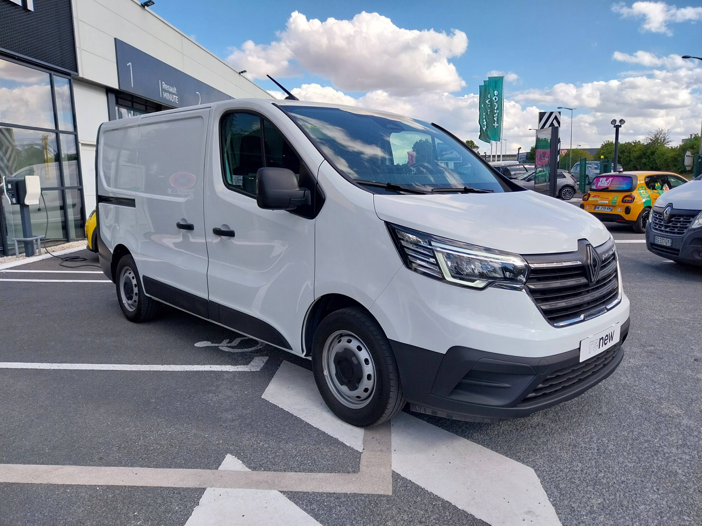 Vente en ligne Renault Trafic 3 Fourgon TRAFIC FG BLUE DCI 130 L1H1 3T GSR2 au prix de 22 990 €