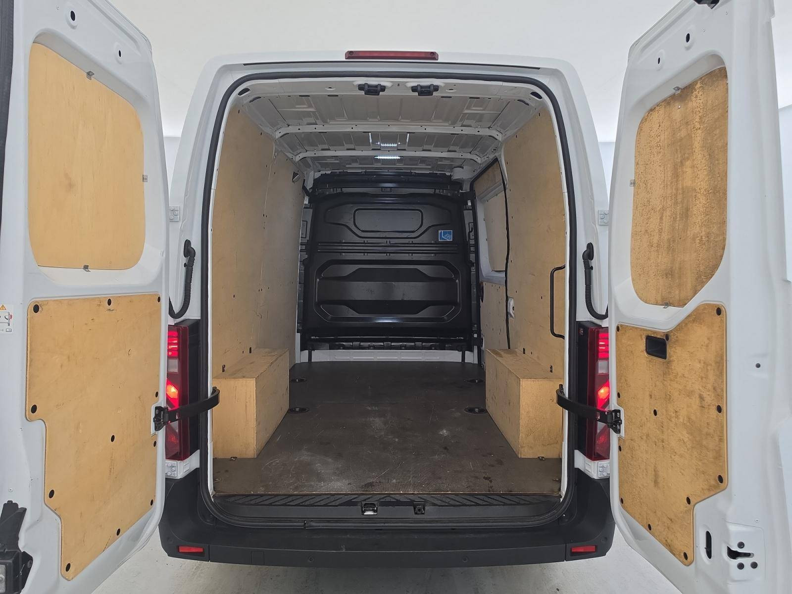 Vente en ligne Renault Master Fourgon MASTER FG BLUE DCI 130 L2H2 3T5 TR au prix de 28 490 €