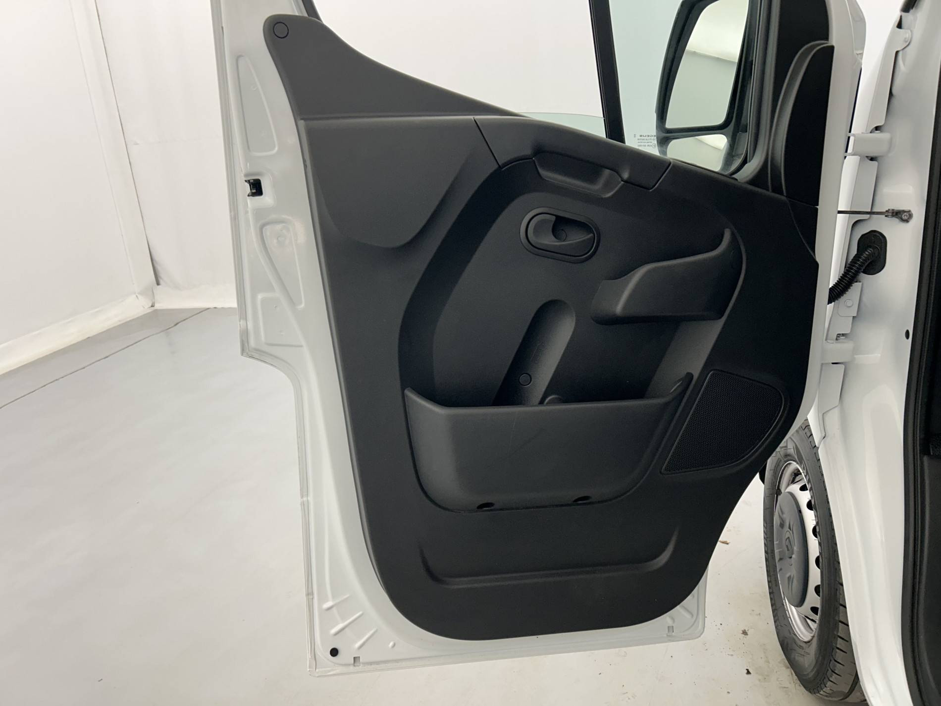 Vente en ligne Renault Master Fourgon MASTER CA TRAC F3500 L2H2 BLUE DCI 135 au prix de 26 490 €
