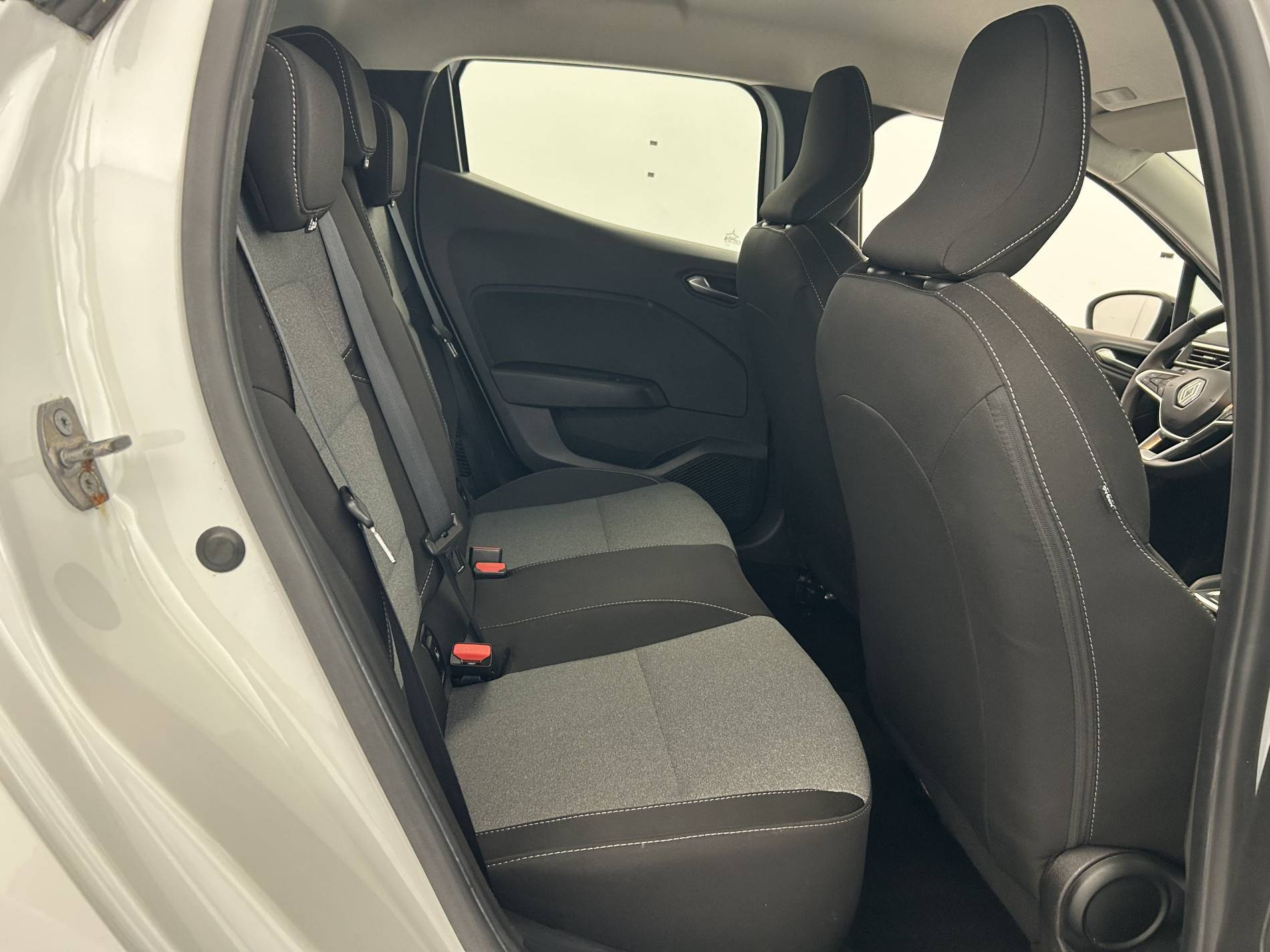 Vente en ligne Renault Clio 5 Clio E-Tech full hybrid 145 au prix de 17 990 €