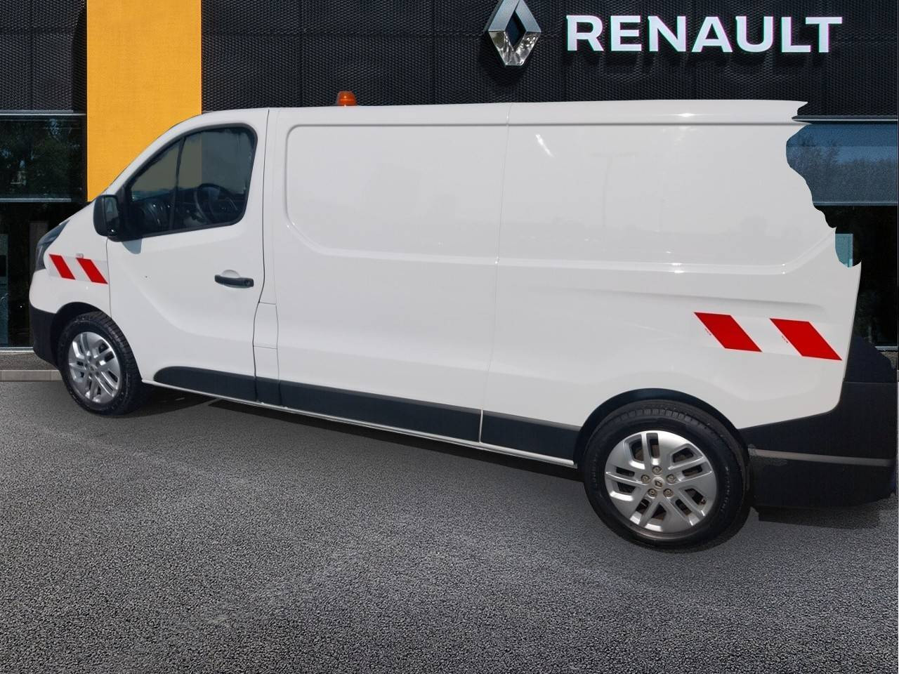 Vente en ligne Renault Trafic 3 Fourgon TRAFIC FGN L2H1 1300 KG DCI 120 au prix de 20 490 €