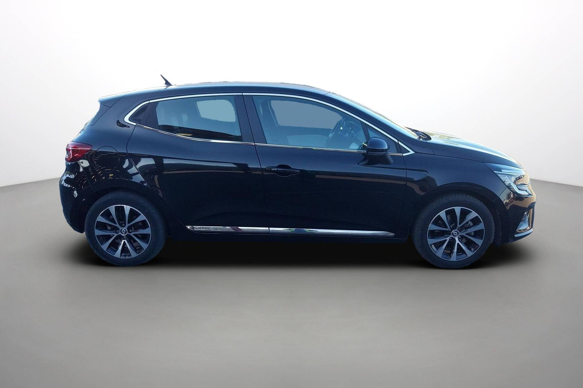 Vente en ligne Renault Clio 5 Clio E-Tech 140 - 21N au prix de 15 790 €