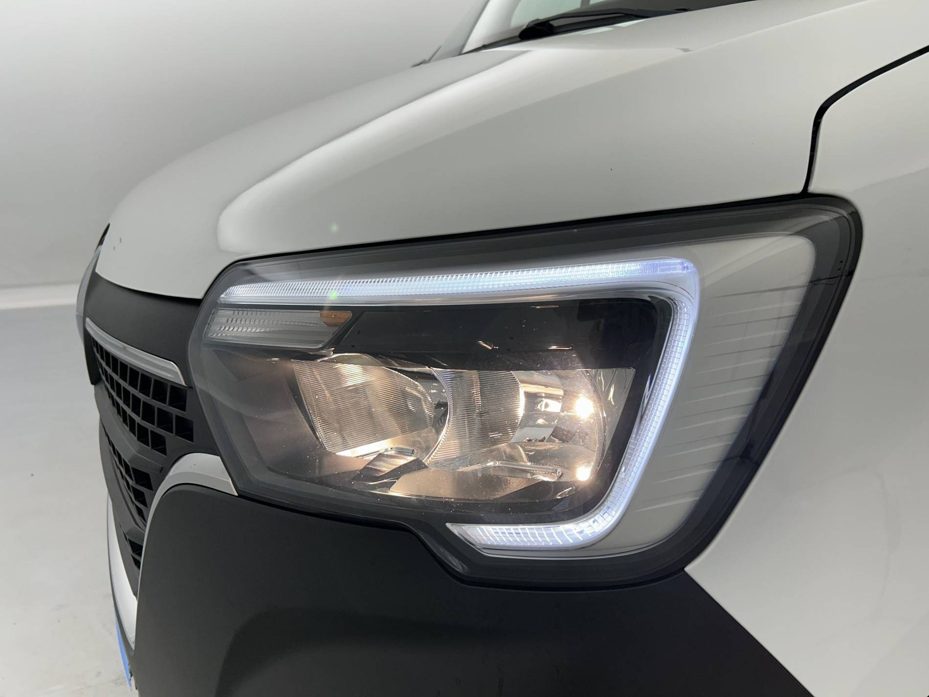 Vente en ligne Renault Master Fourgon MASTER FGN TRAC F3500 L2H2 BLUE DCI 135 au prix de 27 990 €