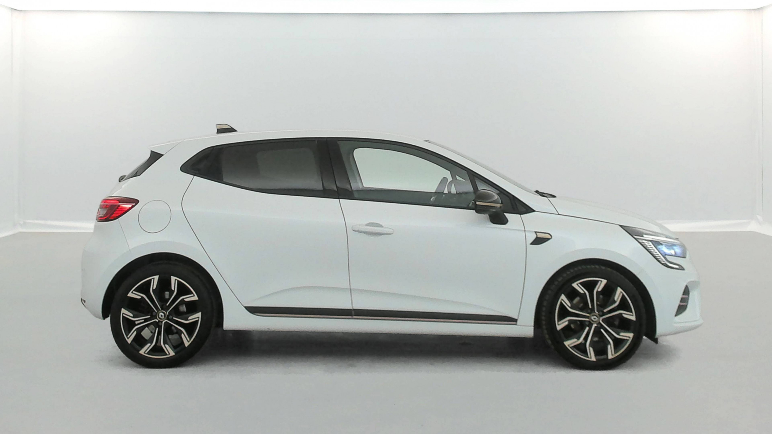 Vente en ligne Renault Clio 5 Clio TCe 140 - 21N au prix de 16 490 €