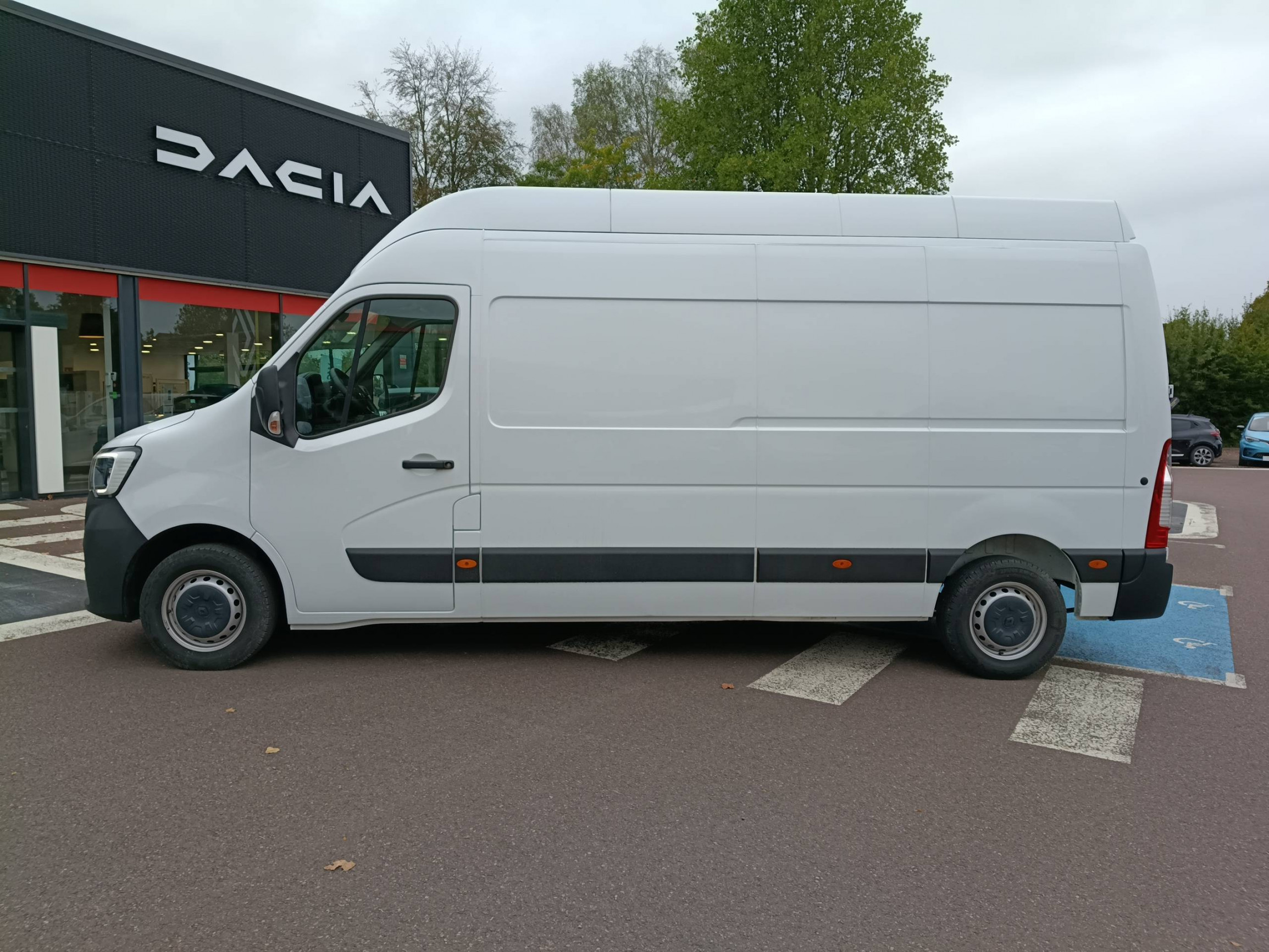 Vente en ligne Renault Master Fourgon MASTER FGN TRAC F3500 L3H3 BLUE DCI 135 au prix de 26 490 €