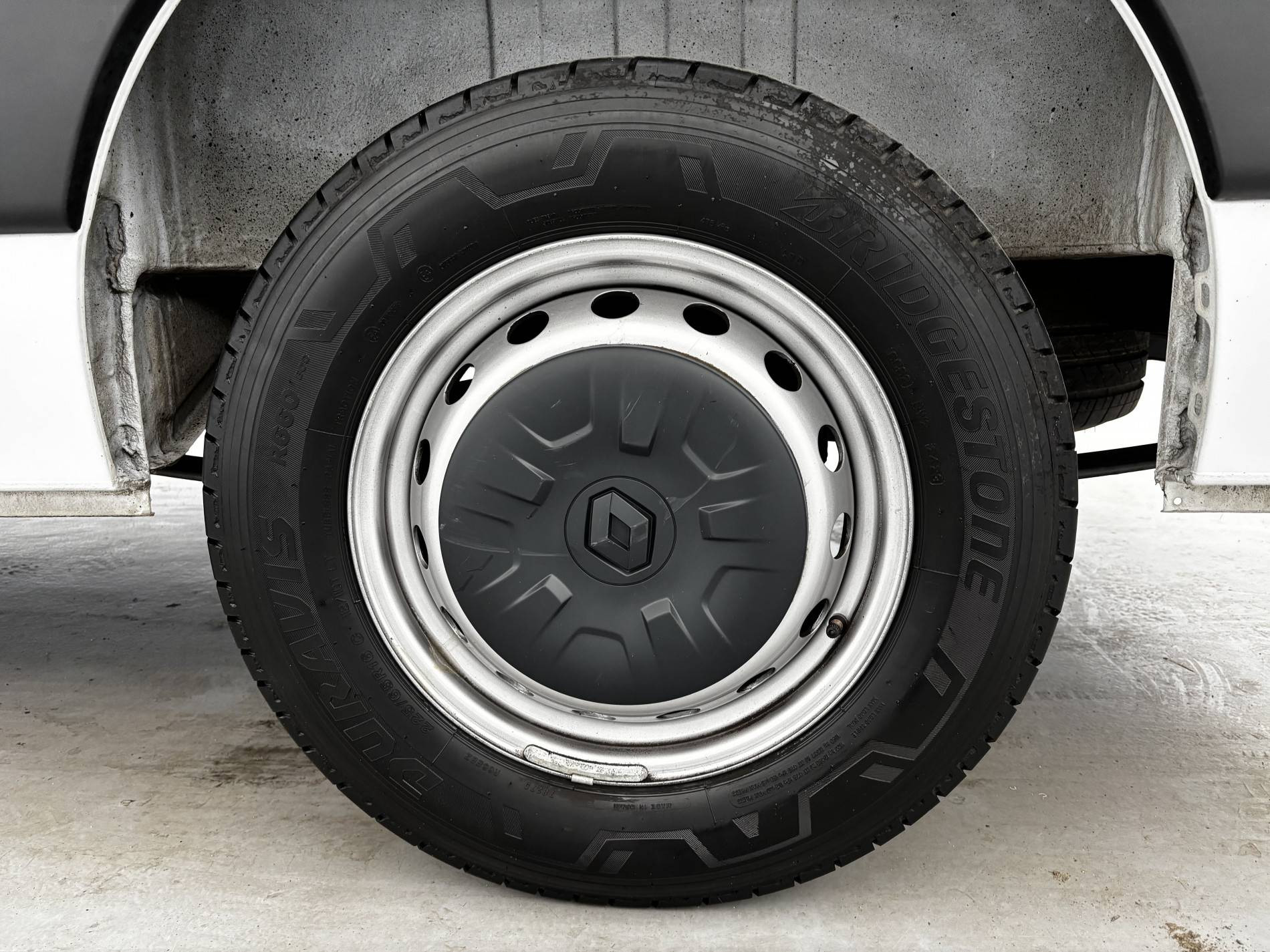 Vente en ligne Renault Master Fourgon MASTER FGN TRAC F3500 L2H2 BLUE DCI 135 au prix de 25 990 €