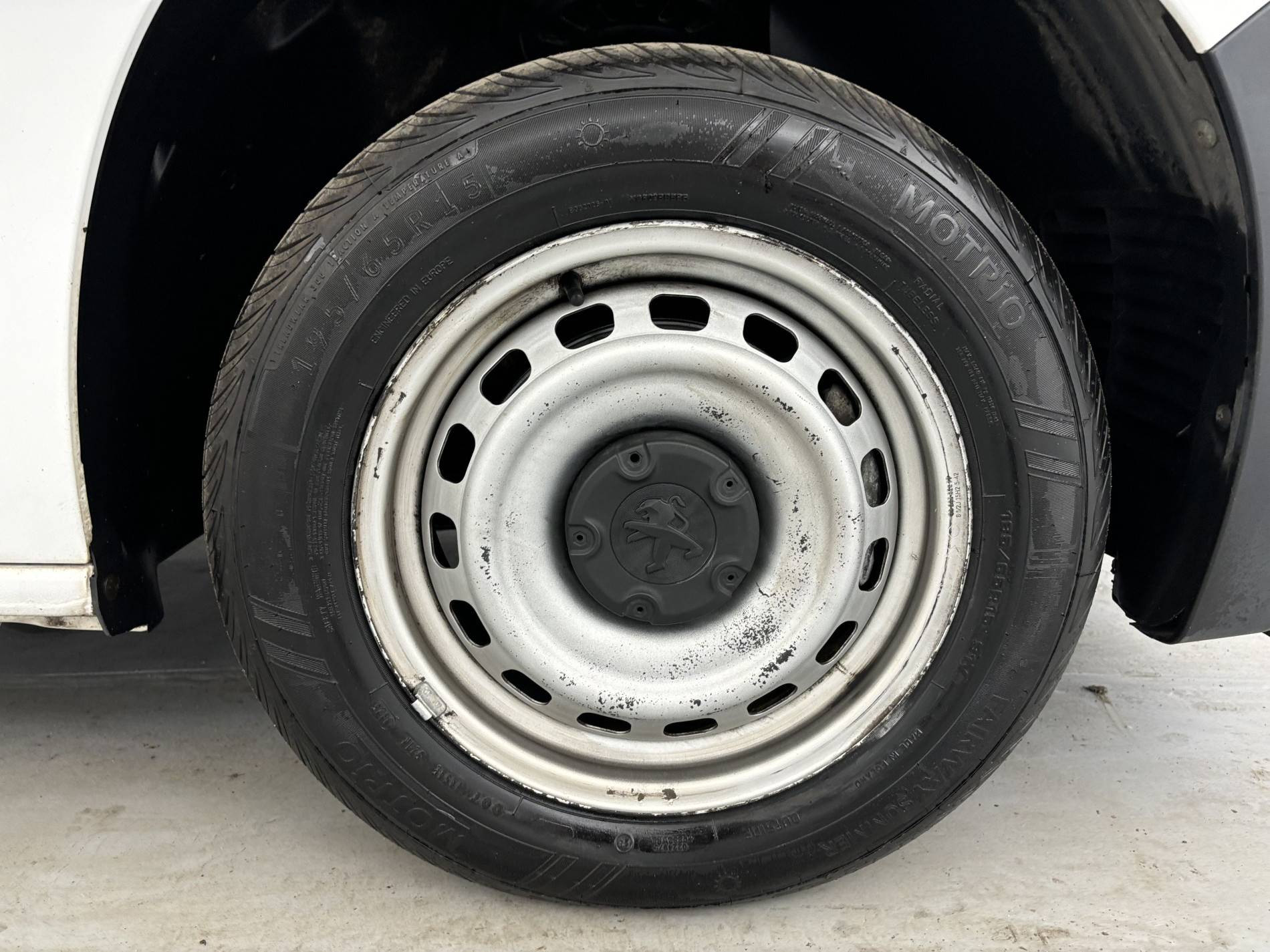 Vente en ligne Peugeot Partner Fourgon  STANDARD 650 KG BLUEHDI 100 S&S BVM5 au prix de 11 990 €