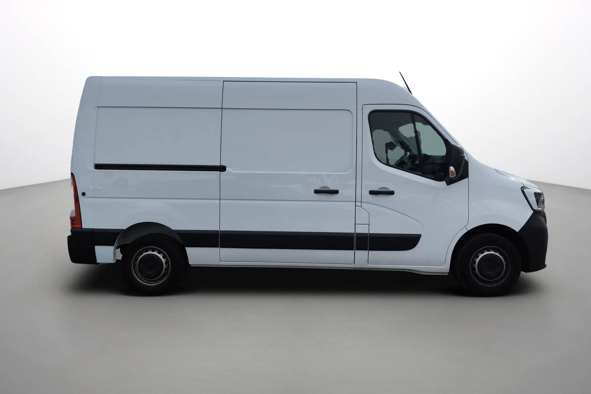 Vente en ligne Renault Master Fourgon MASTER FGN TRAC F3500 L2H2 BLUE DCI 135 au prix de 26 490 €