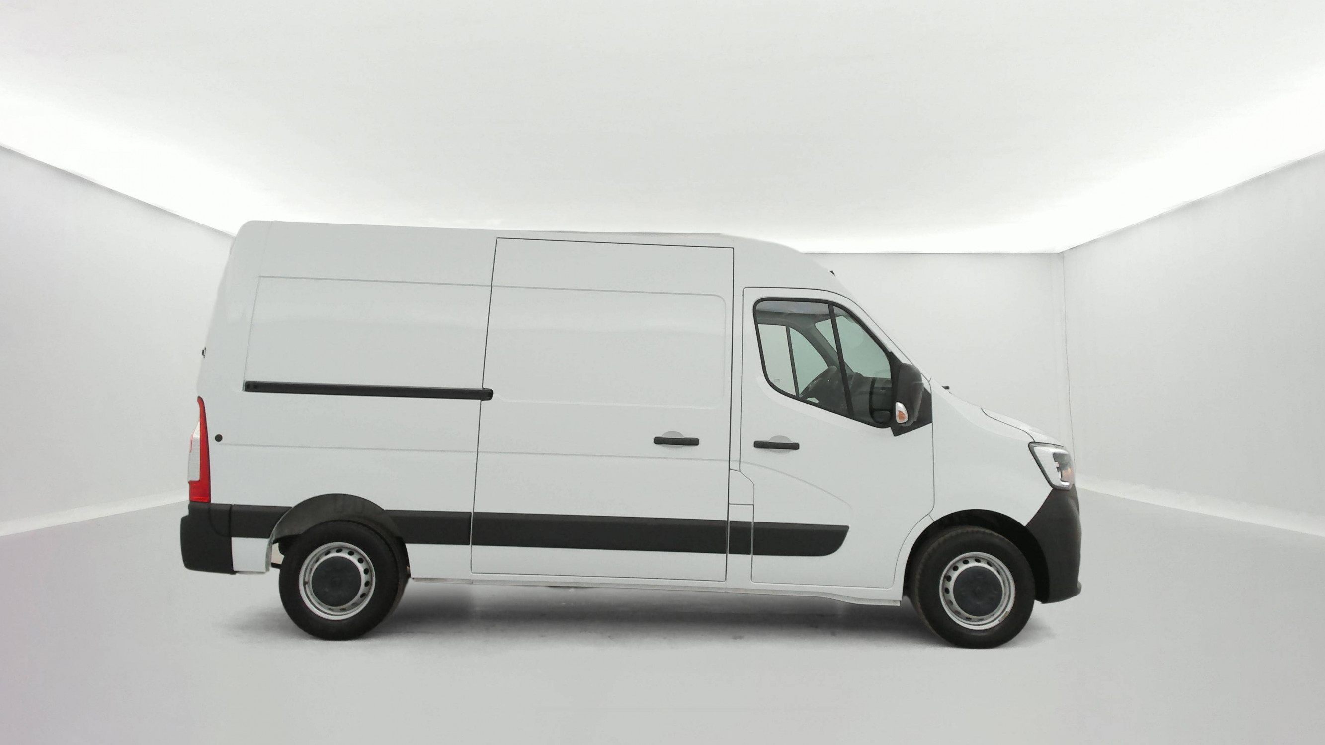 Vente en ligne Renault Master Fourgon MASTER FGN TRAC F3500 L2H2 BLUE DCI 135 au prix de 26 990 €