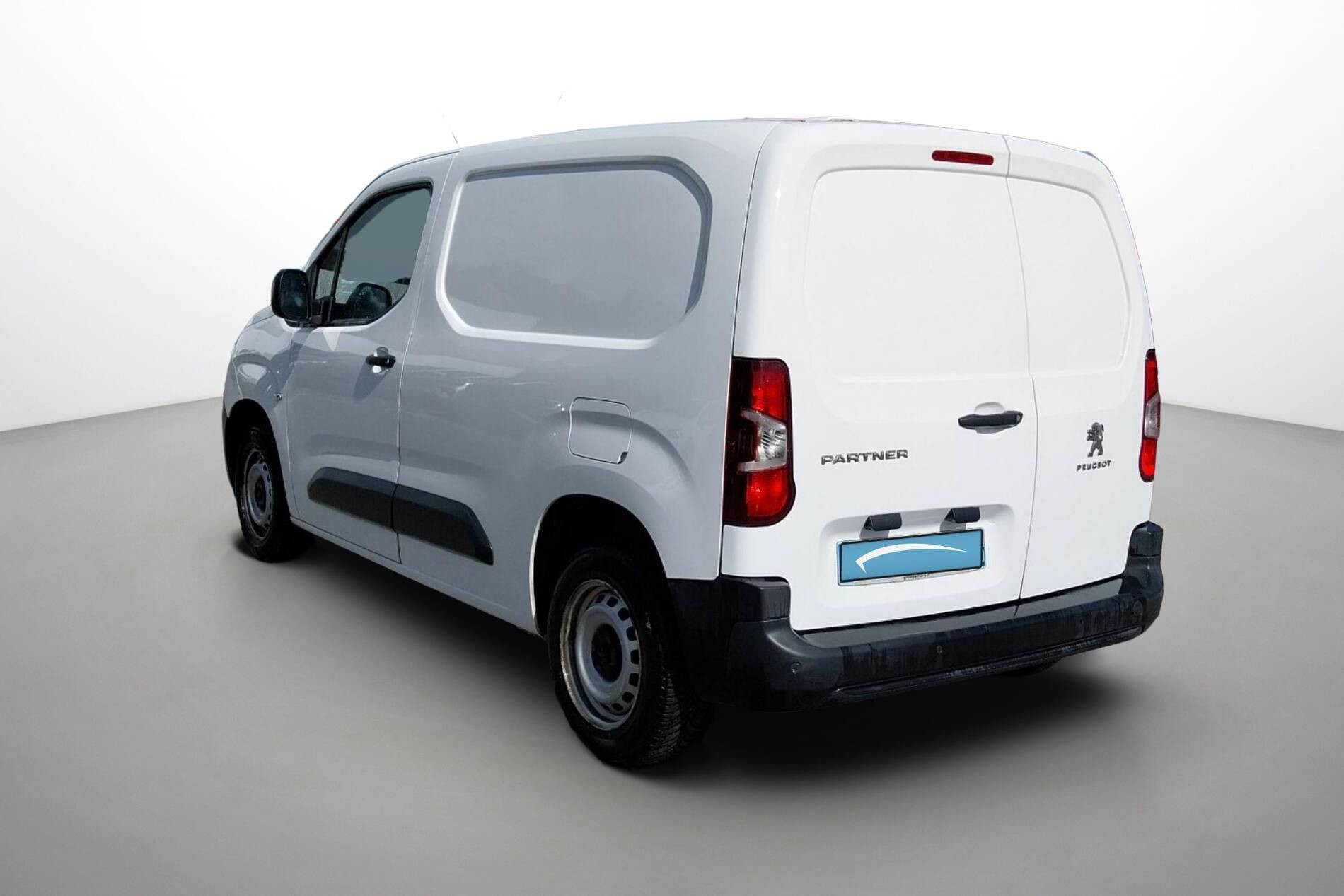 Vente en ligne Peugeot Partner Fourgon  STANDARD 650 KG BLUEHDI 100 S&S BVM5 au prix de 11 990 €