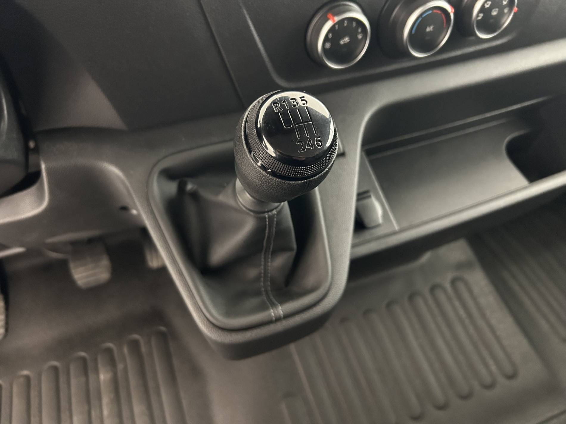 Vente en ligne Renault Master Fourgon MASTER FGN TRAC F3500 L2H2 BLUE DCI 135 au prix de 25 790 €