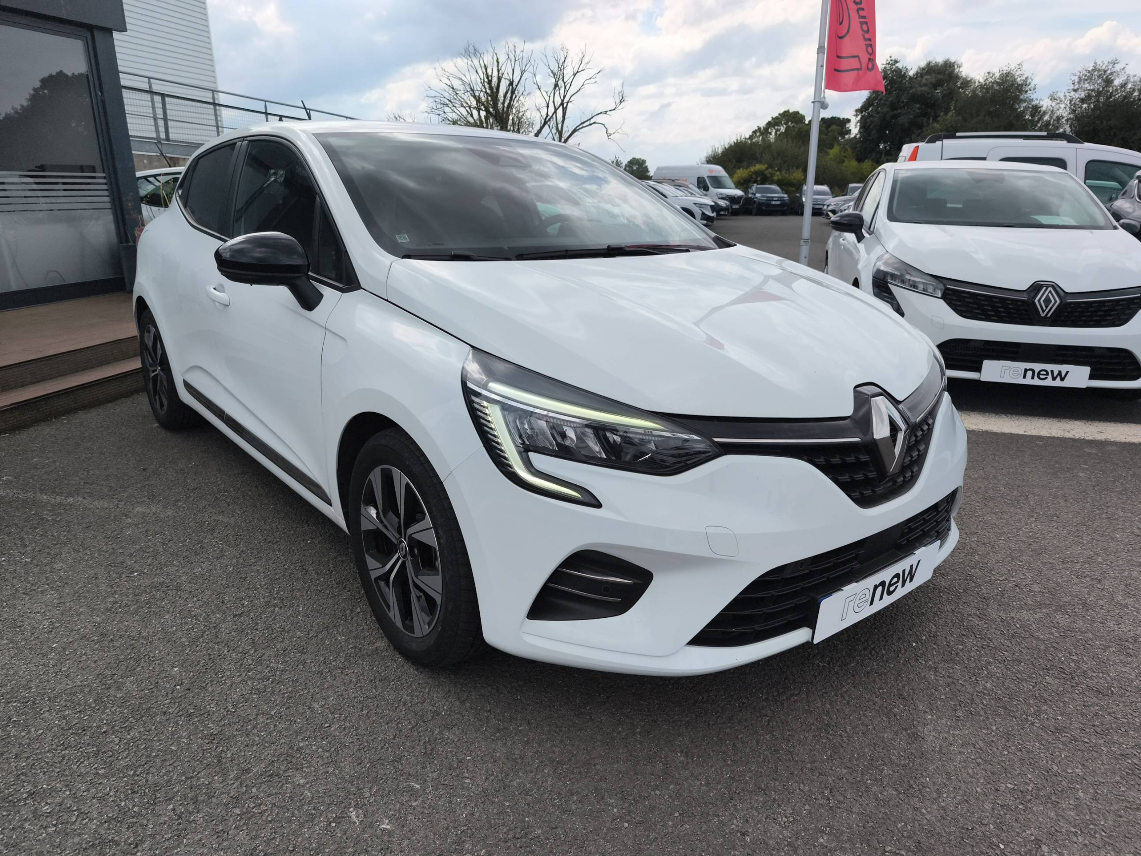 Vente en ligne Renault Clio 5 Clio E-Tech full hybrid 145 au prix de 16 990 €