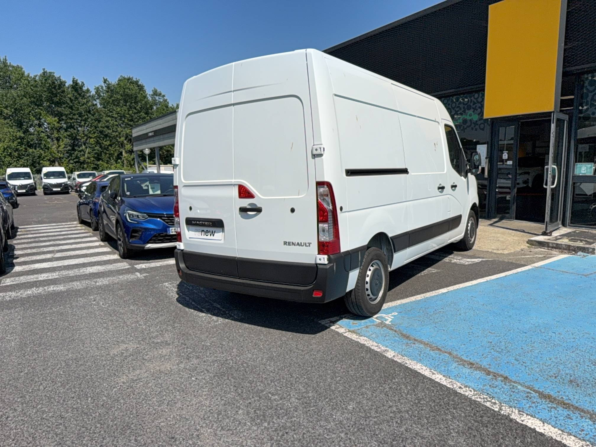 Vente en ligne Renault Master Fourgon MASTER FGN TRAC F3500 L2H2 BLUE DCI 135 au prix de 26 790 €