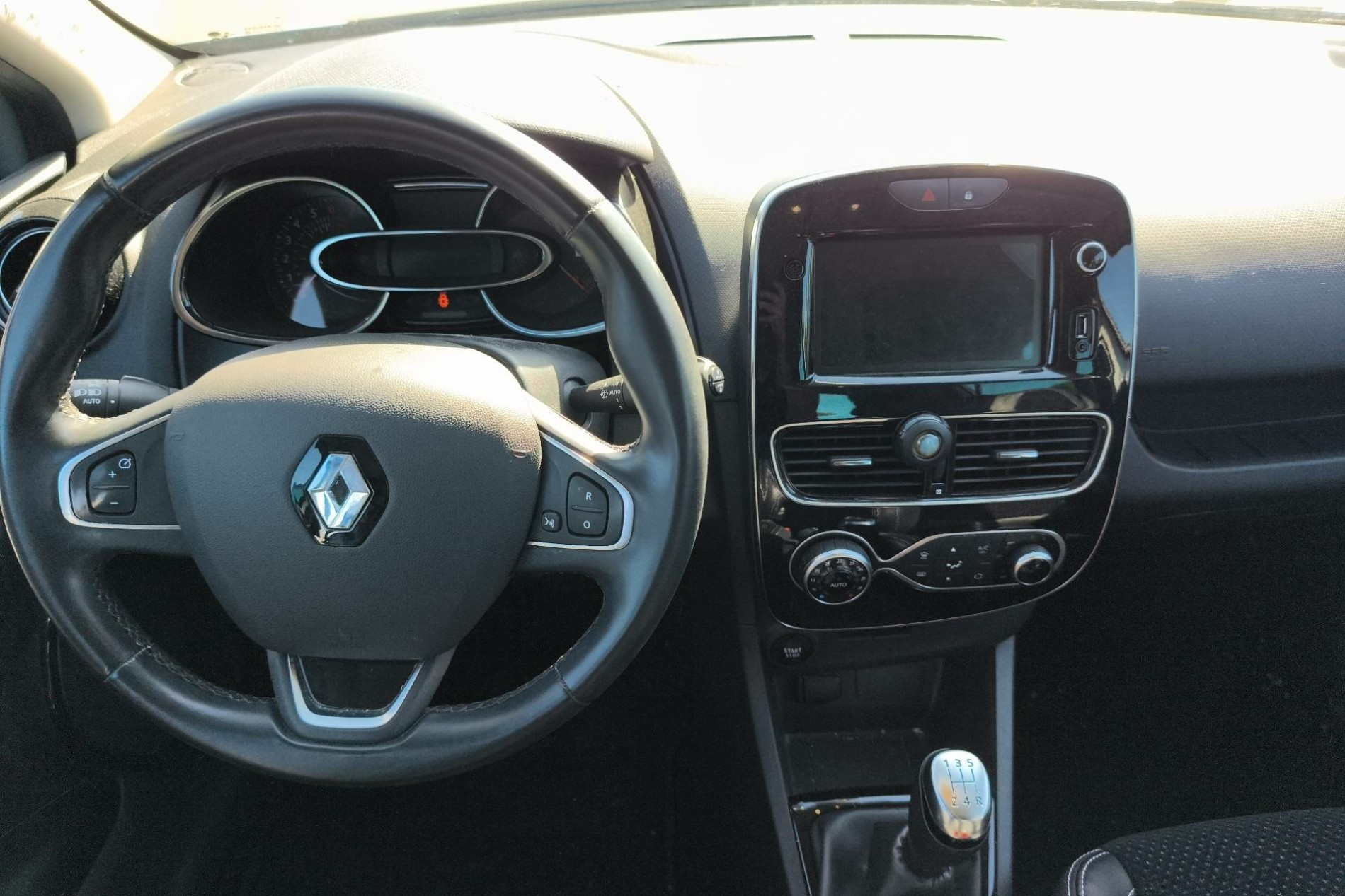 Vente en ligne Renault Clio 4 Clio TCe 90 E6C au prix de 11 290 €