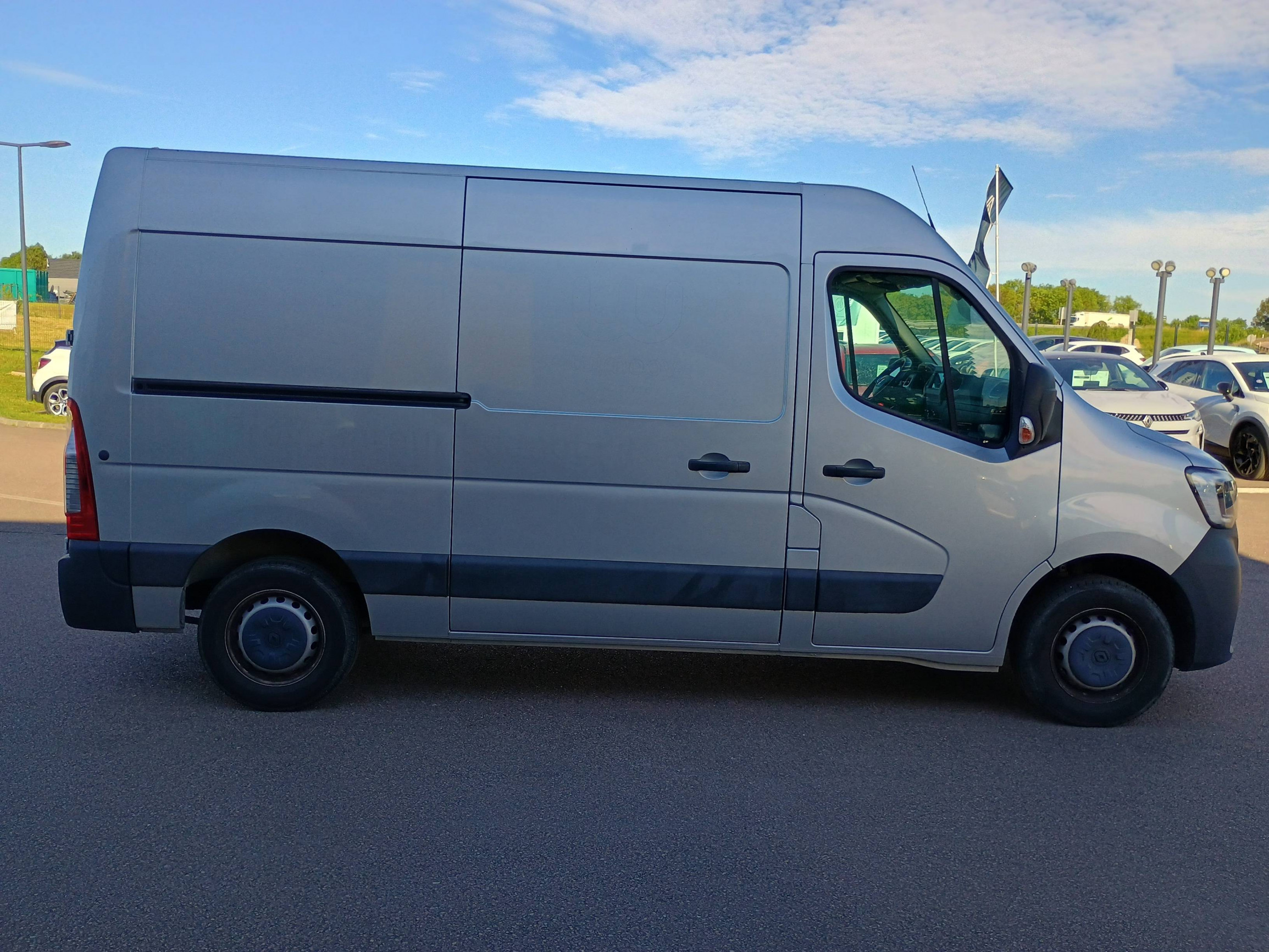 Vente en ligne Renault Master Fourgon MASTER FGN TRAC F3500 L2H2 BLUE DCI 180 au prix de 27 991 €