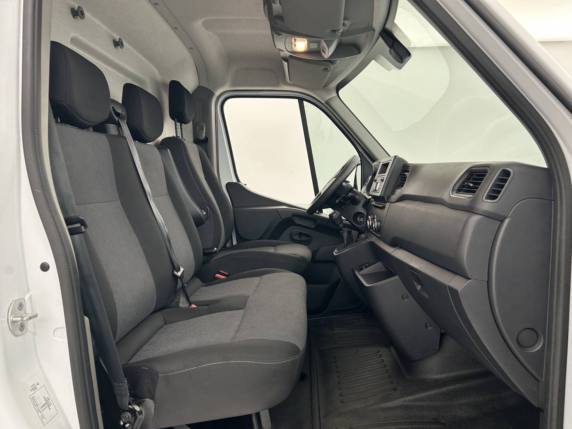 Vente en ligne Renault Master Fourgon MASTER FGN TRAC F3500 L2H2 BLUE DCI 135 au prix de 23 990 €