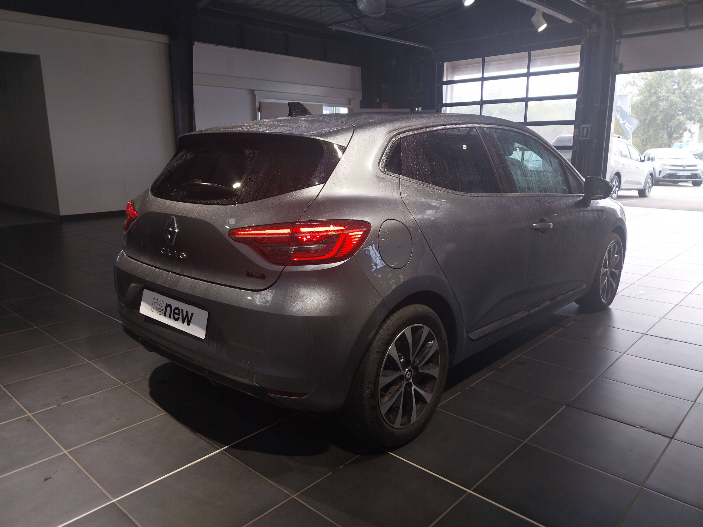 Vente en ligne Renault Clio 5 Clio E-Tech full hybrid 145 au prix de 17 990 €
