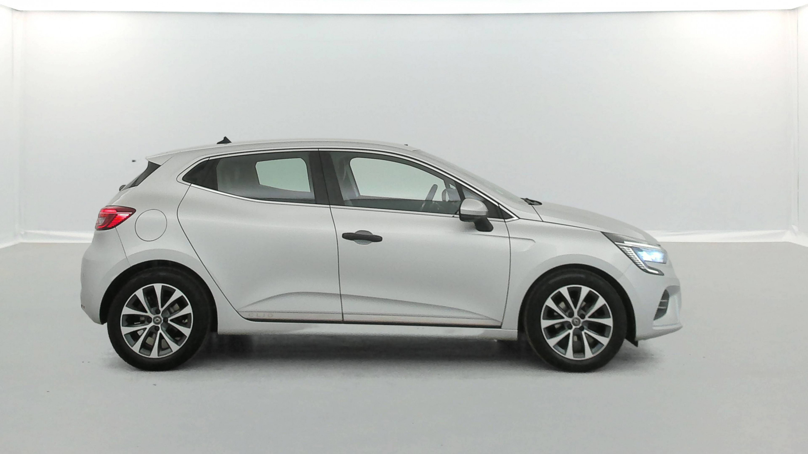 Vente en ligne Renault Clio 5 Clio TCe 100 au prix de 11 890 €