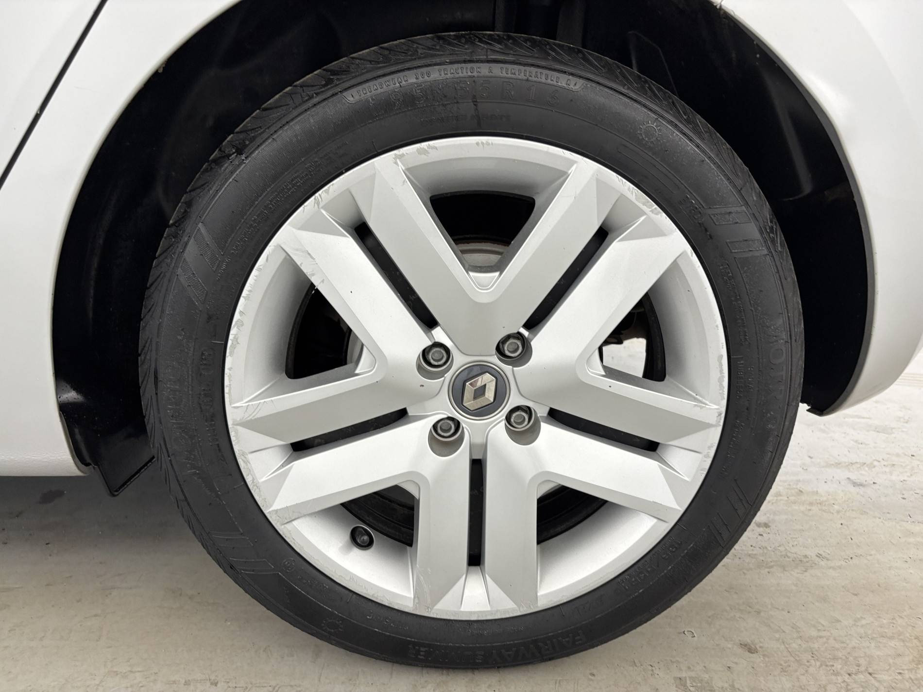 Vente en ligne Renault Clio 5 Clio E-Tech 140 - 21N au prix de 15 990 €
