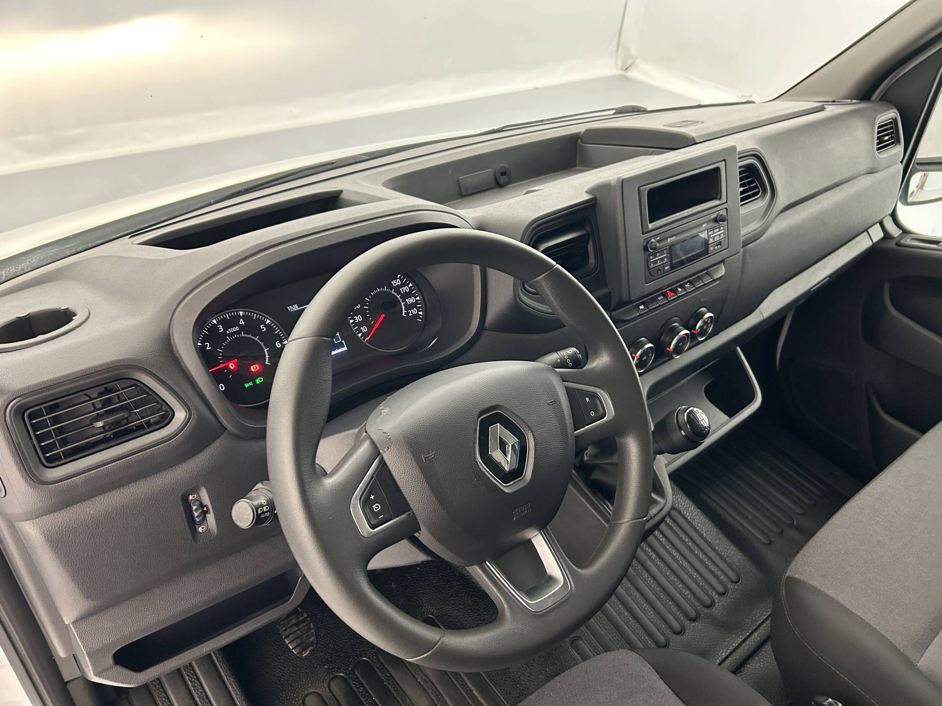 Vente en ligne Renault Master Fourgon MASTER FGN TRAC F3500 L2H2 BLUE DCI 135 au prix de 22 390 €