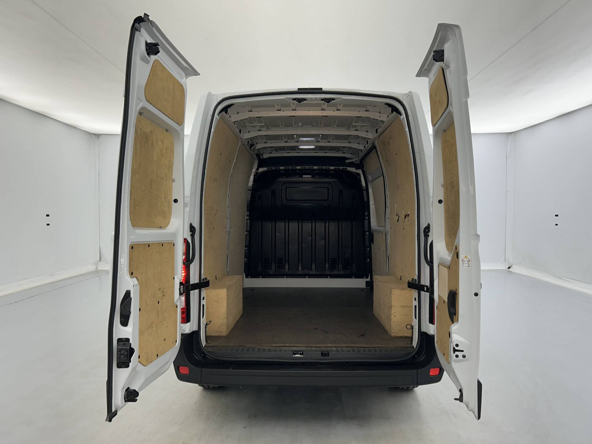 Vente en ligne Renault Master Fourgon MASTER CA TRAC F3500 L2H2 BLUE DCI 135 au prix de 26 490 €