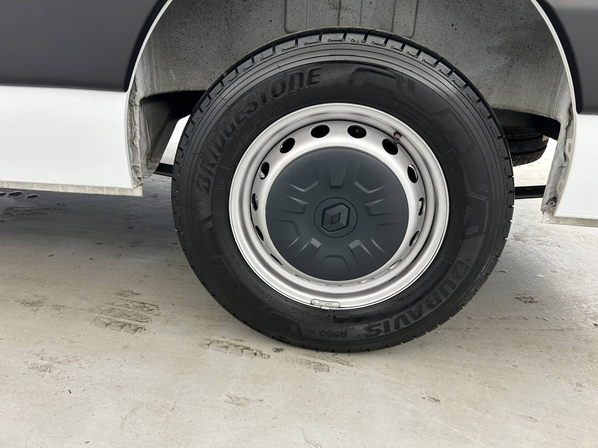 Vente en ligne Renault Master Fourgon MASTER FGN TRAC F3500 L2H2 BLUE DCI 135 au prix de 27 990 €