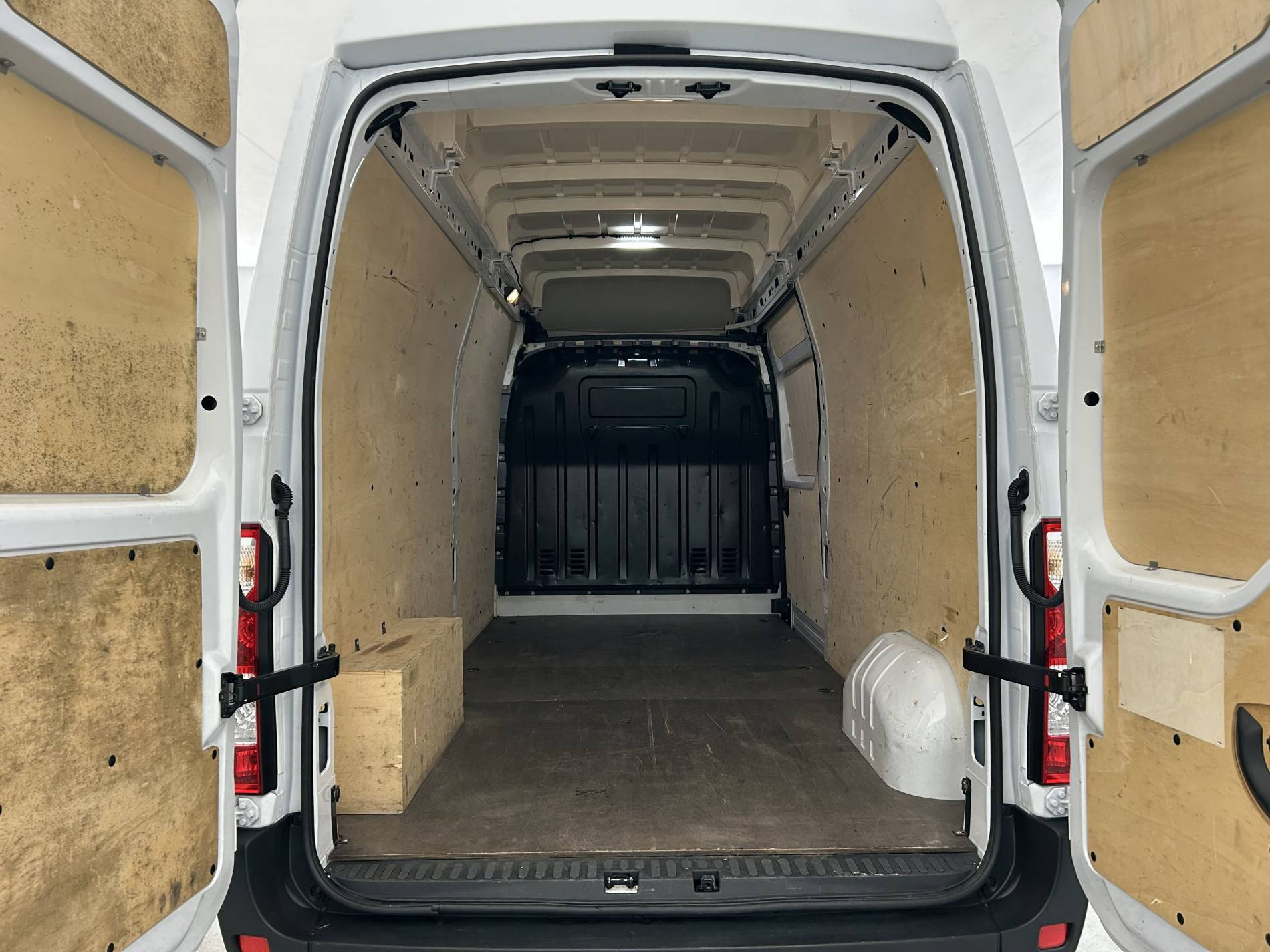 Vente en ligne Renault Master Fourgon MASTER FGN TRAC F3500 L3H3 BLUE DCI 135 au prix de 28 900 €