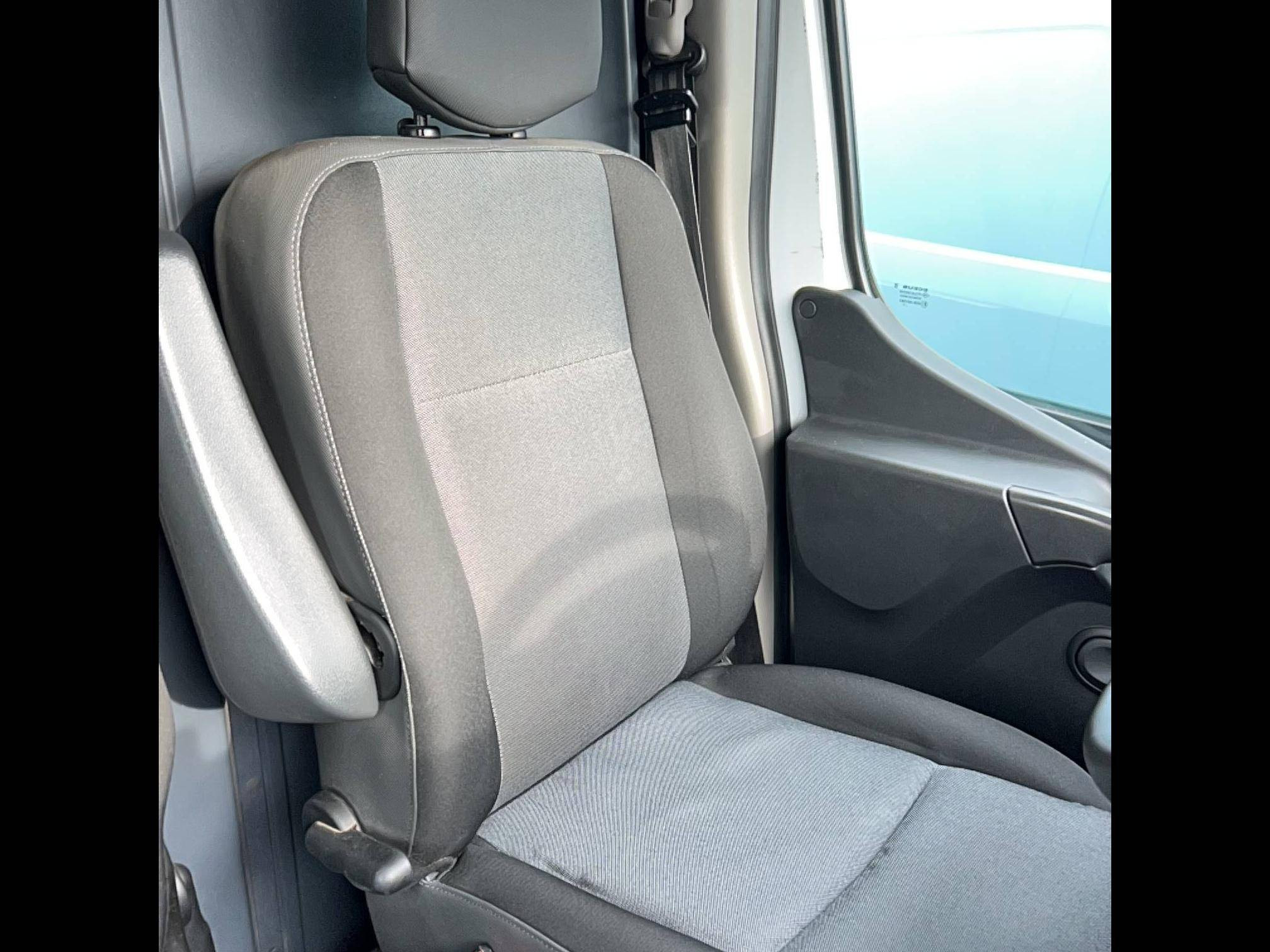Vente en ligne Renault Master Fourgon MASTER FGN TRAC F3500 L2H2 ENERGY DCI 145 POUR TRANSF au prix de 19 890 €